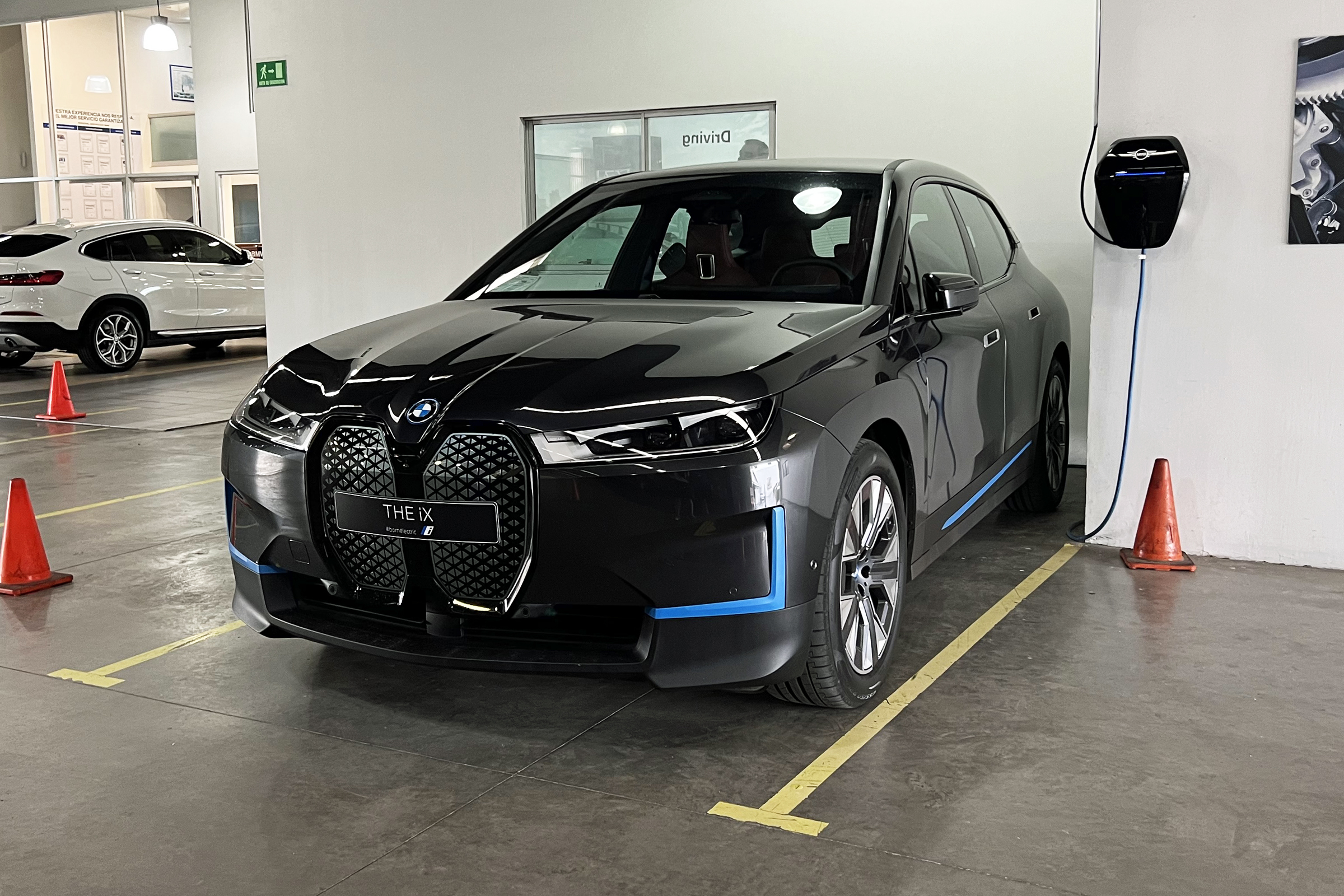 SUV elétrico da BMW em estação de recarga na Costa Rica