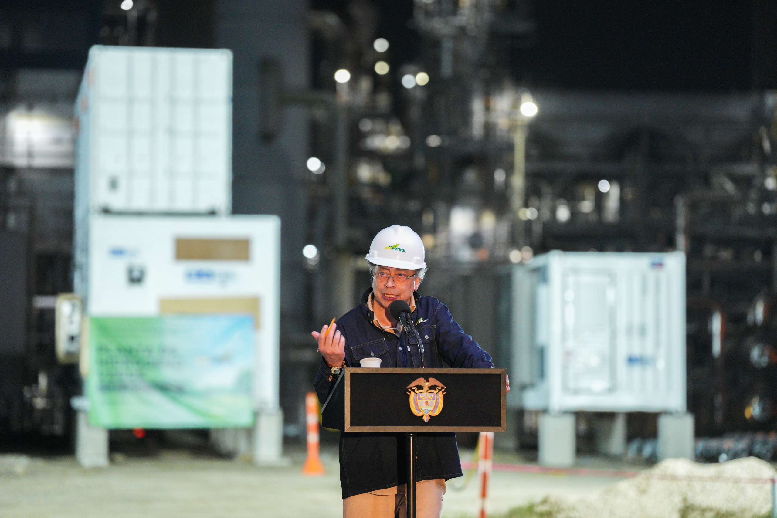 Petro discursa em sua visita à usina de hidrogênio verde Coral, em Cartagena