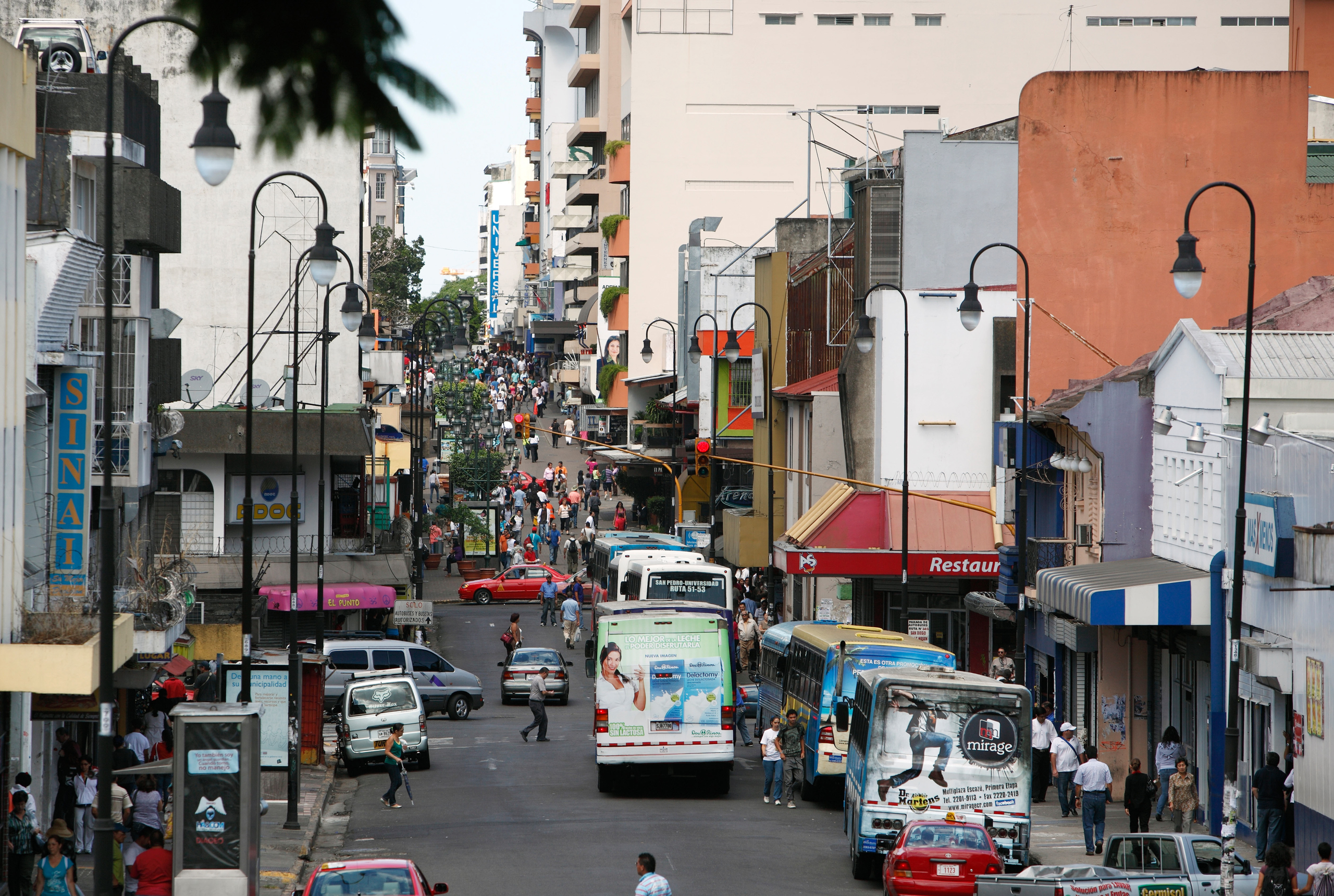 <p>Trânsito na Avenida Central em San José, Costa Rica. Em 2024, o país tinha a maior proporção de veículos elétricos nas vendas de novos modelos do setor automotivo latino-americano (Imagem: Michael Dwyer / Alamy)</p>