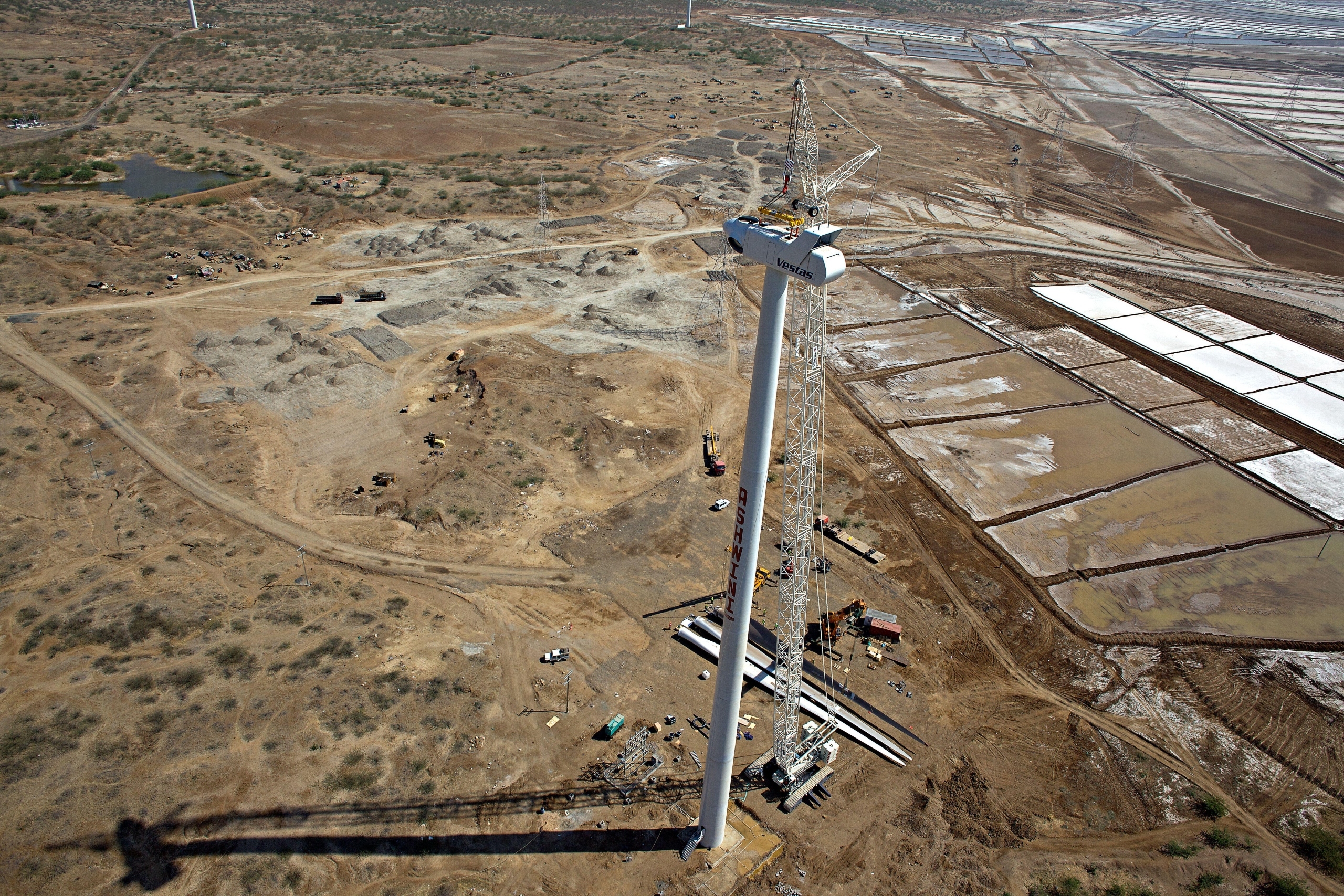 Turbina eólica em construção em La Guajira, norte da Colômbia