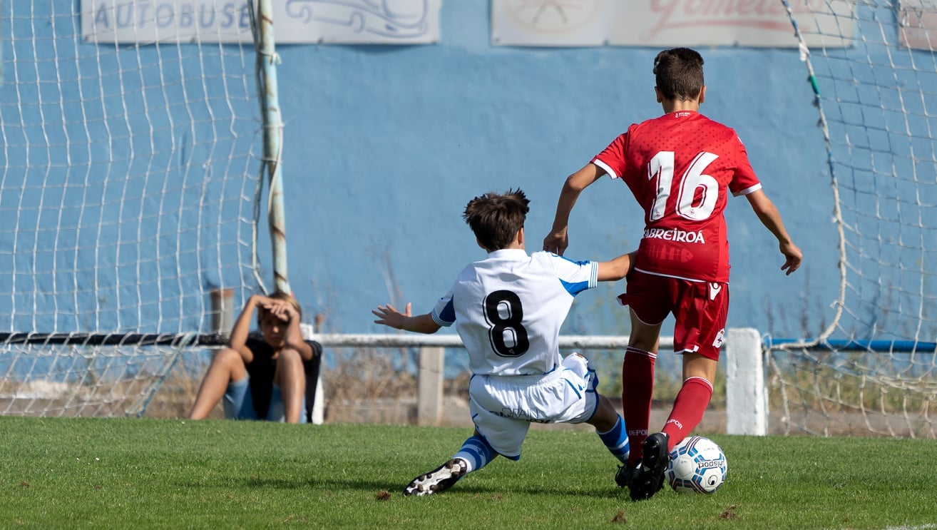 Crianças disputam bola em partida entre La Coruña e Real Sociedad