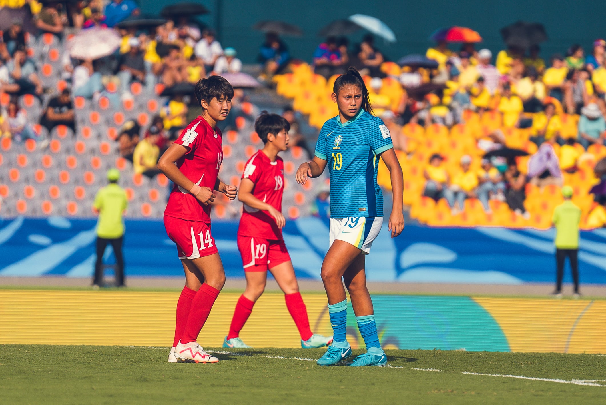 <p>Espectadores utilizan paraguas para protegerse del sol durante un partido del Mundial femenino sub-20 en Medellín, Colombia. El calor es un problema cada vez mayor para este deporte (Imagen: <a href="https://flic.kr/p/2qgF5hs">CBF Oficial</a> / <a href="https://www.flickr.com/people/cbf_futebol/">Flickr</a>, <a href="https://creativecommons.org/licenses/by-nc/2.0/deed.pt-br">CC BY NC</a>)</p>