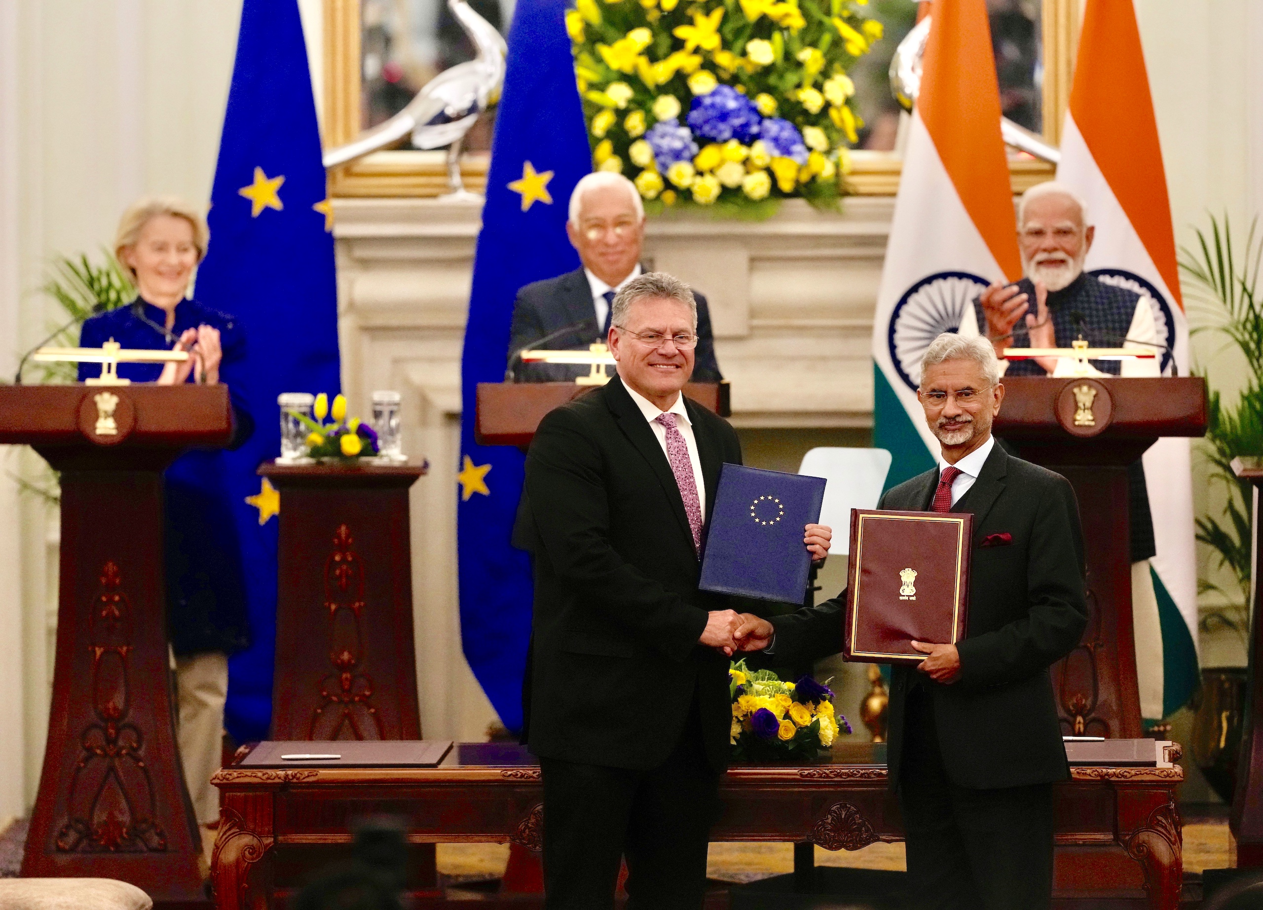 <p>Indian Foreign Minister S. Jaishankar and European Commission Commissioner for Trade and Economic Security Maroš Šefčovič shake hands after signing the EU-India free trade agreement in Delhi, India, on 27 January (Image: Manish Swarup / Associated Press / Alamy)</p>