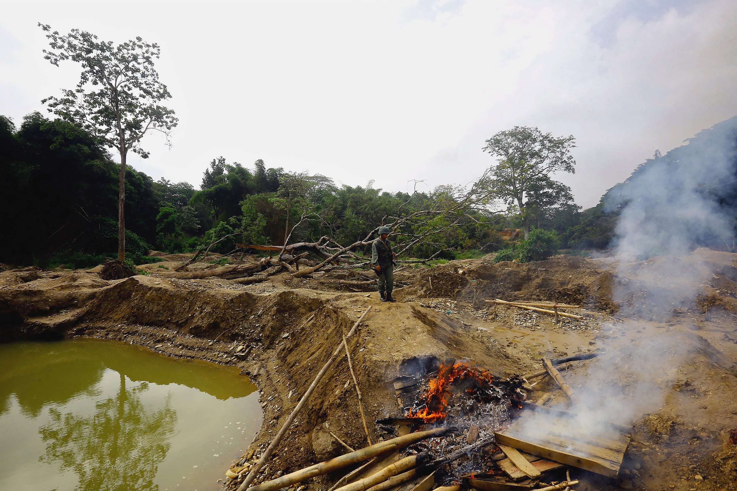 <p>Militares venezolanos toman medidas contra la minería ilegal de oro en la mina El Torito, en el estado de Carabobo, en 2018. Además de la extracción de oro, el sector minero está centrando ahora su atención en las tierras raras (Imagen: Juan Carlos Hernandez / ZUMA / Alamy)</p>