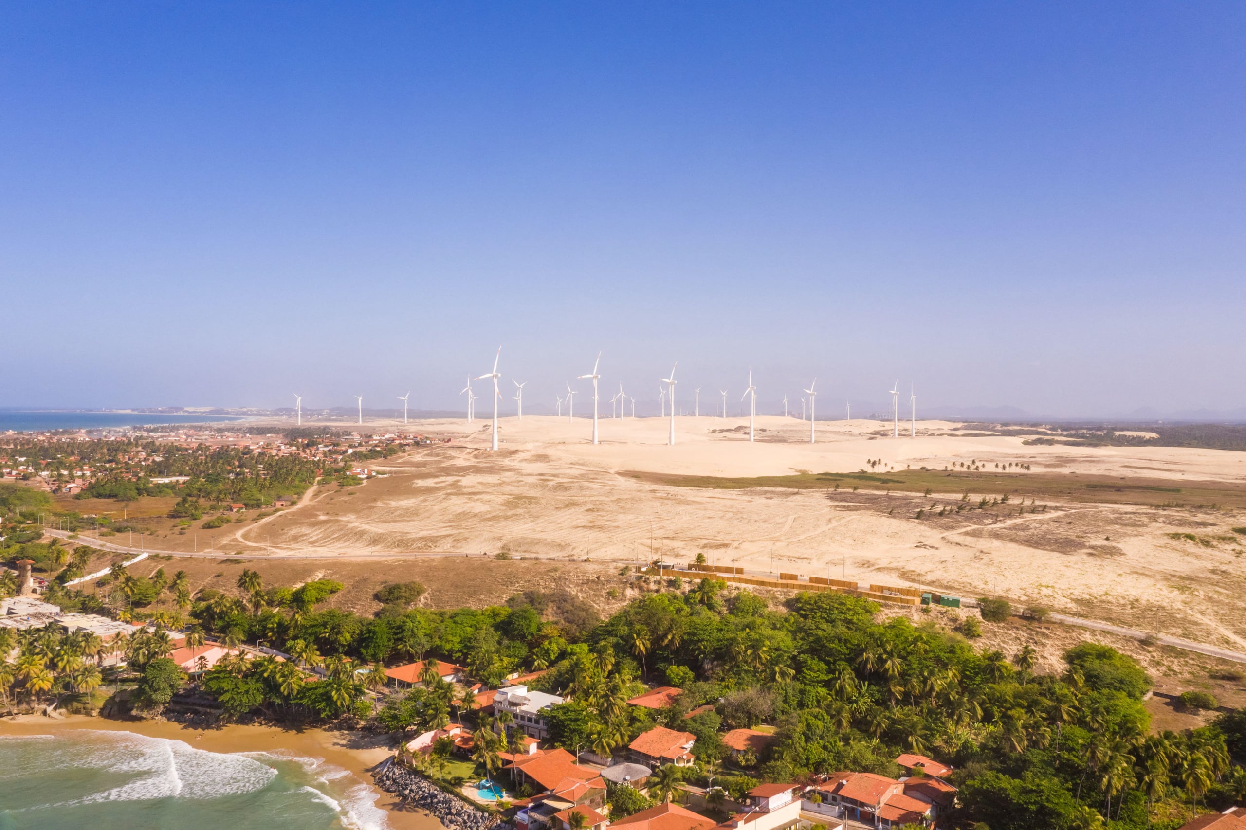 <p>Turbinas eólicas em São Gonçalo do Amarante, no Ceará. O município de 54 mil habitantes poderá sediar um dos maiores projetos de data centers do país (Imagem: Amazing Aerial / Alamy)</p>