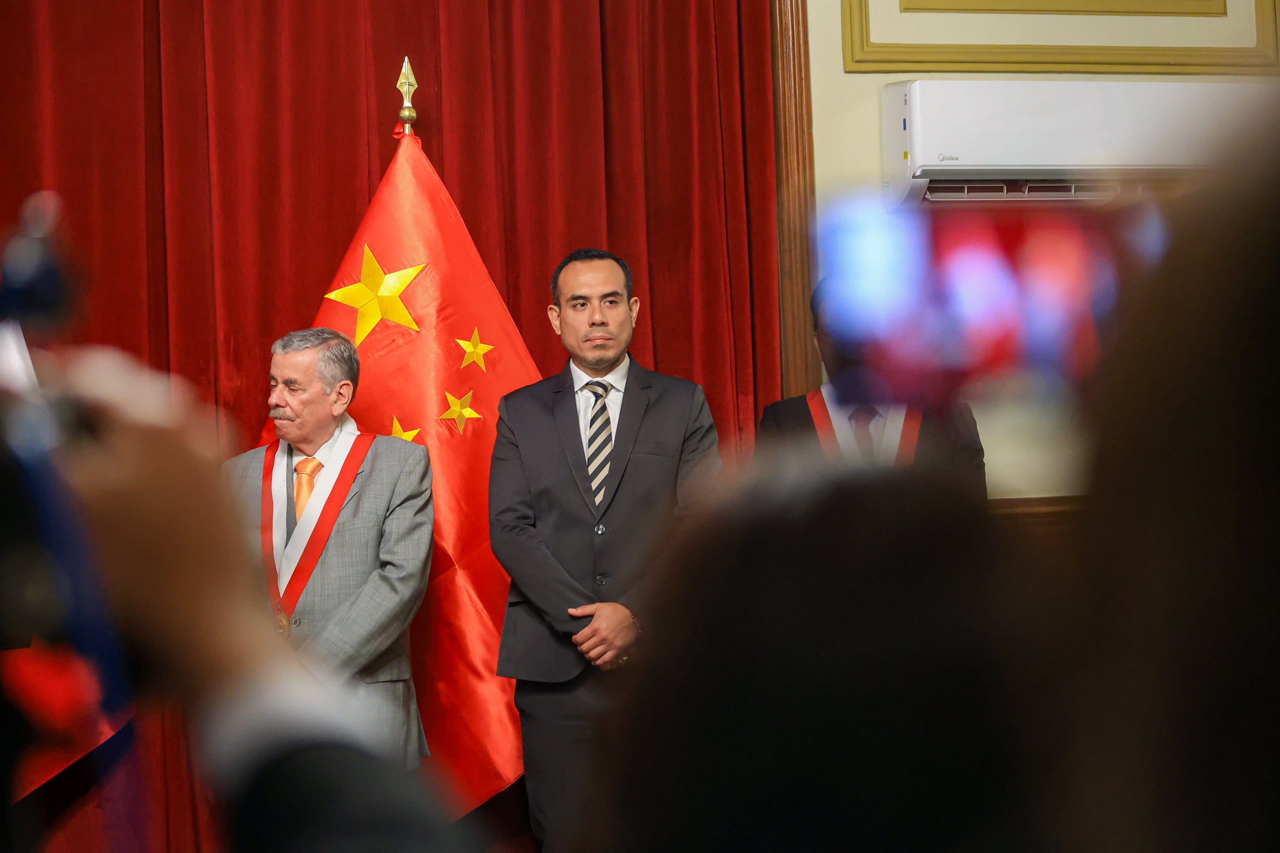 <p>Em fevereiro de 2026, presidente peruano José Jerí (ao centro) é destituído do cargo em meio a acusações de corrupção (Imagem: <a href="https://www.flickr.com/photos/presidenciaperu/54994120254/in/album-72177720331036244">Presidência do Peru</a> / <a href="https://www.flickr.com/people/presidenciaperu/">Flickr</a>, <a href="https://creativecommons.org/licenses/by-nc-sa/4.0/deed.en">CC BY NC SA</a>)</p>