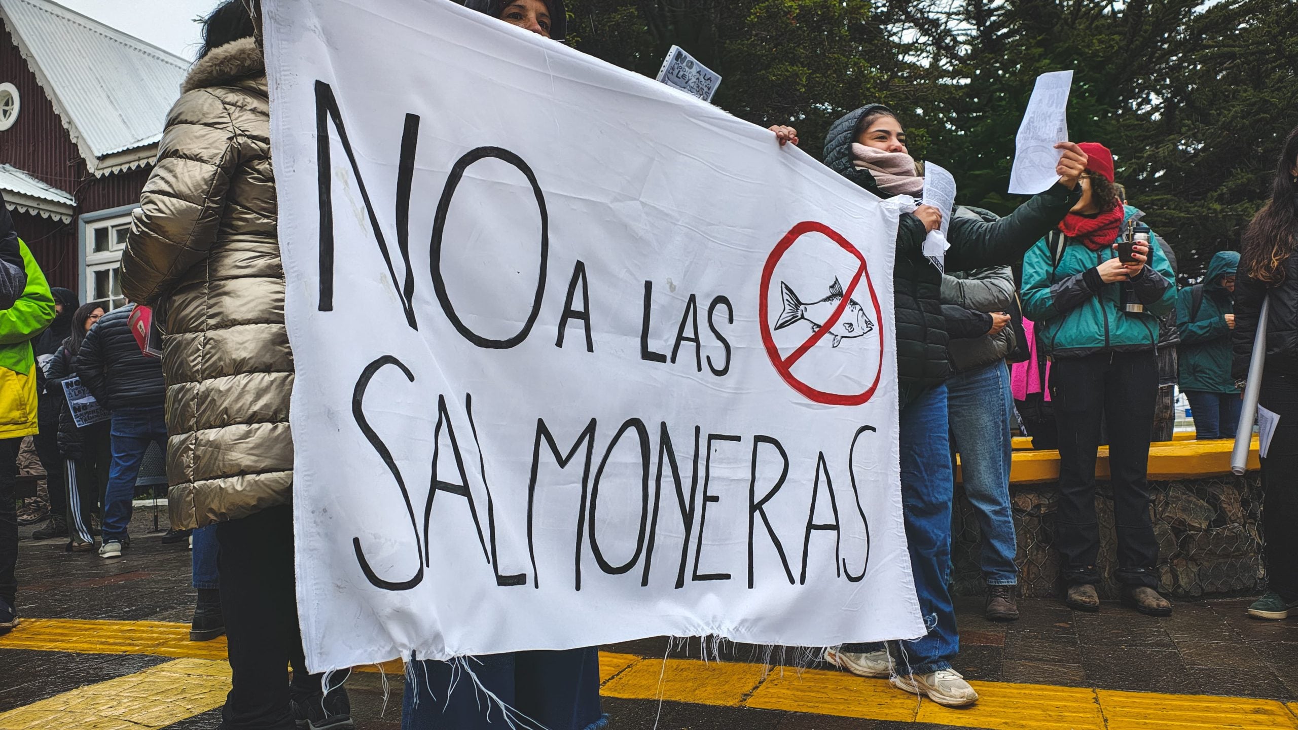 Protesto em novembro de 2025 contra as fazendas de salmão na Terra do Fogo