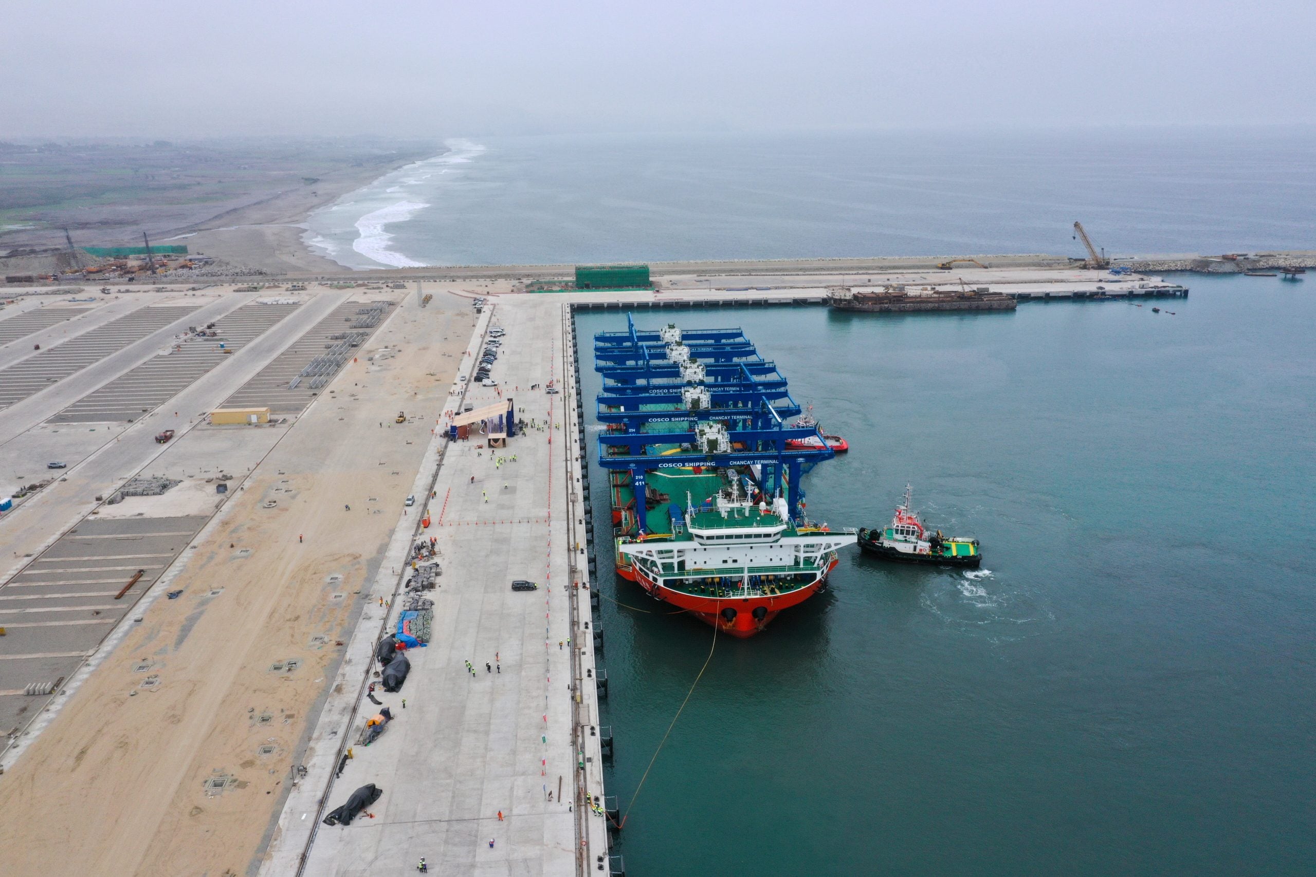 Un barco en un puerto