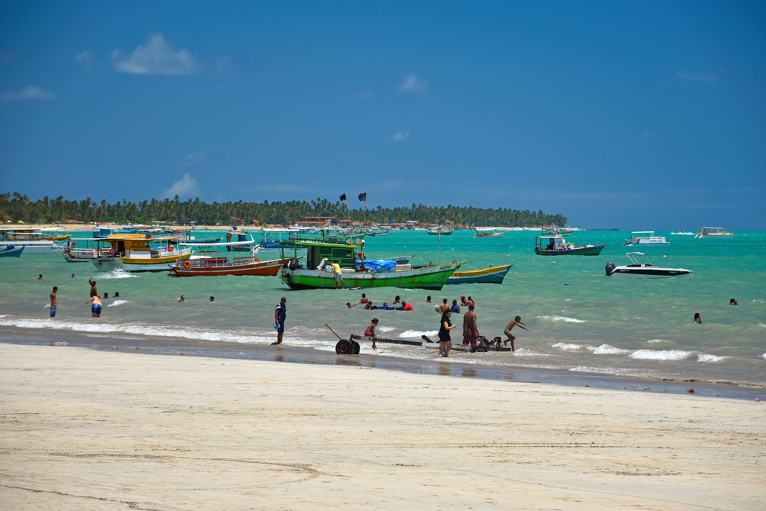 Barcos de pesca ancorados na praia de Maragogi, Alagoas