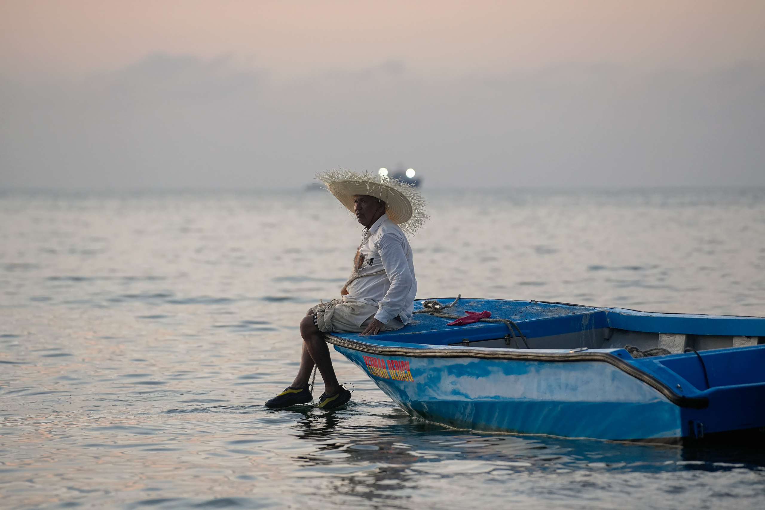 <p>A fisher sits on his boat in the waters of Santa Marta, off the northern coast of Colombia. This week, the port city is hosting a global conference dedicated to reducing fossil fuel reliance (Image: <a href="https://flic.kr/p/2rDMihE">Andrea Puentes</a> / <a href="https://www.flickr.com/people/197399771@N06/">Presidencia de Colombia</a> / <a href="https://creativecommons.org/publicdomain/mark/1.0/deed.pt-br">PDM</a>)</p>