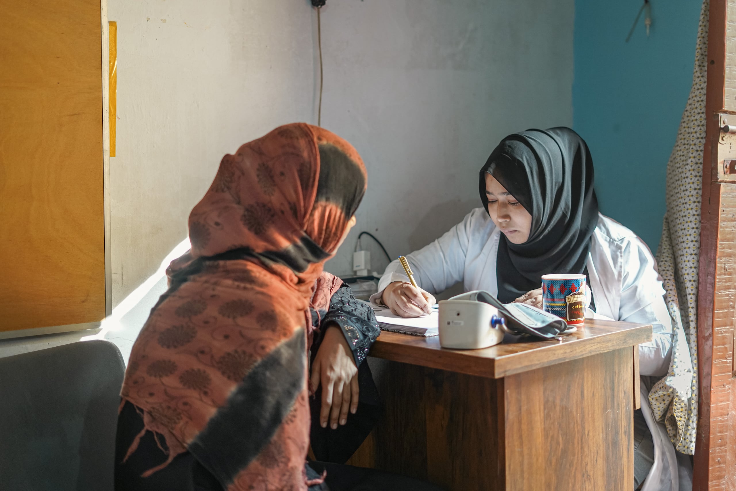 <p>Una profesional sanitaria anota los datos de una paciente en la clínica gestionada por la organización sin ánimo de lucro Mama Baby Fund en la isla Baba, en Karachi, Pakistán. La clínica es el único centro que ofrece atención materna, neonatal y ginecológica a las mujeres de esta isla densamente poblada (Imagen: Mama Baby Fund)</p>