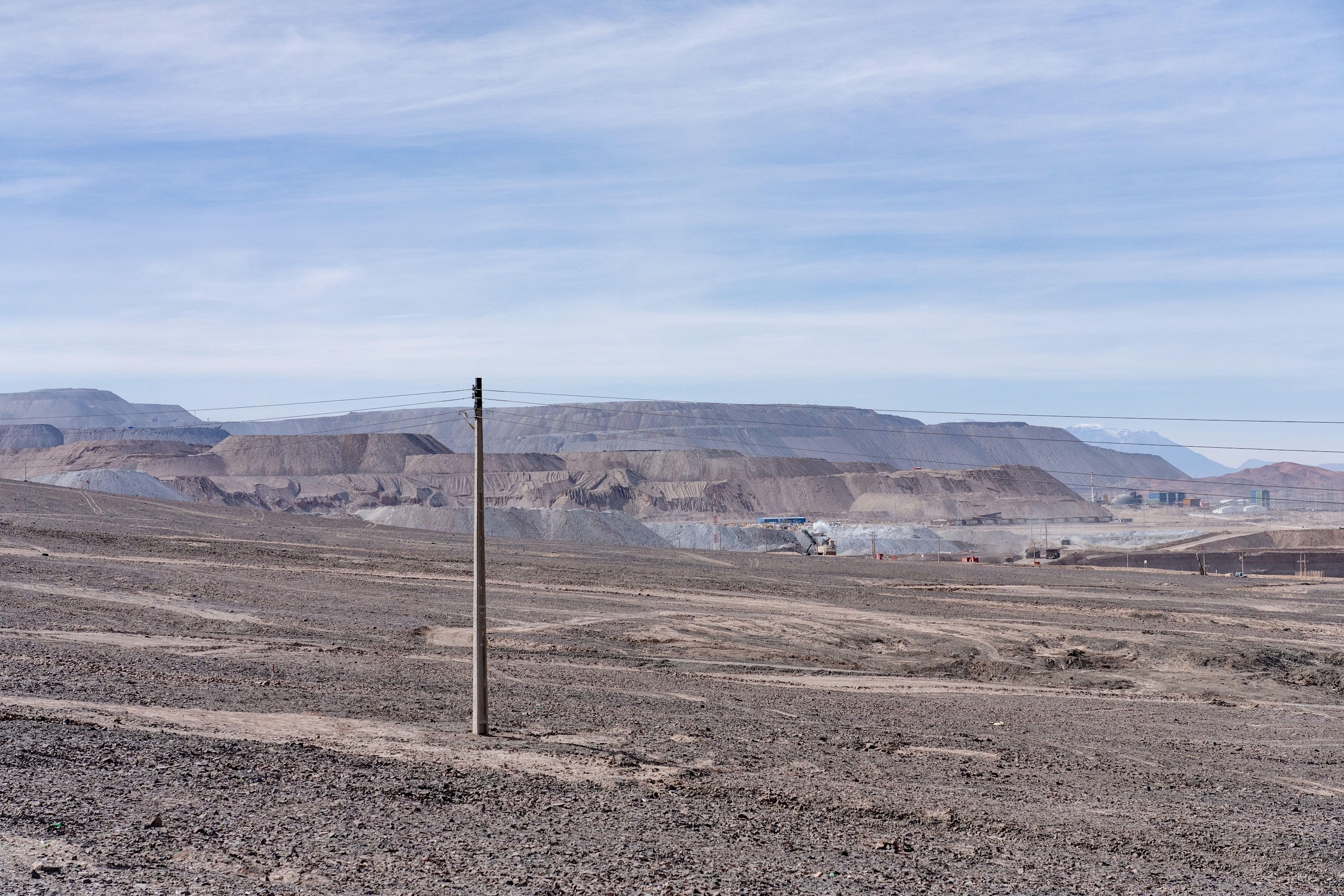 <p>Enormes montañas de residuos mineros de la mina de cobre Chuquicamata, en el norte de Chile, en 2022. Esta instalación, ubicada en Antofagasta, es la segunda mina a cielo abierto más profunda del mundo (Imagen: Jon G Fuller / Visual and Written Pics / Alamy)</p>