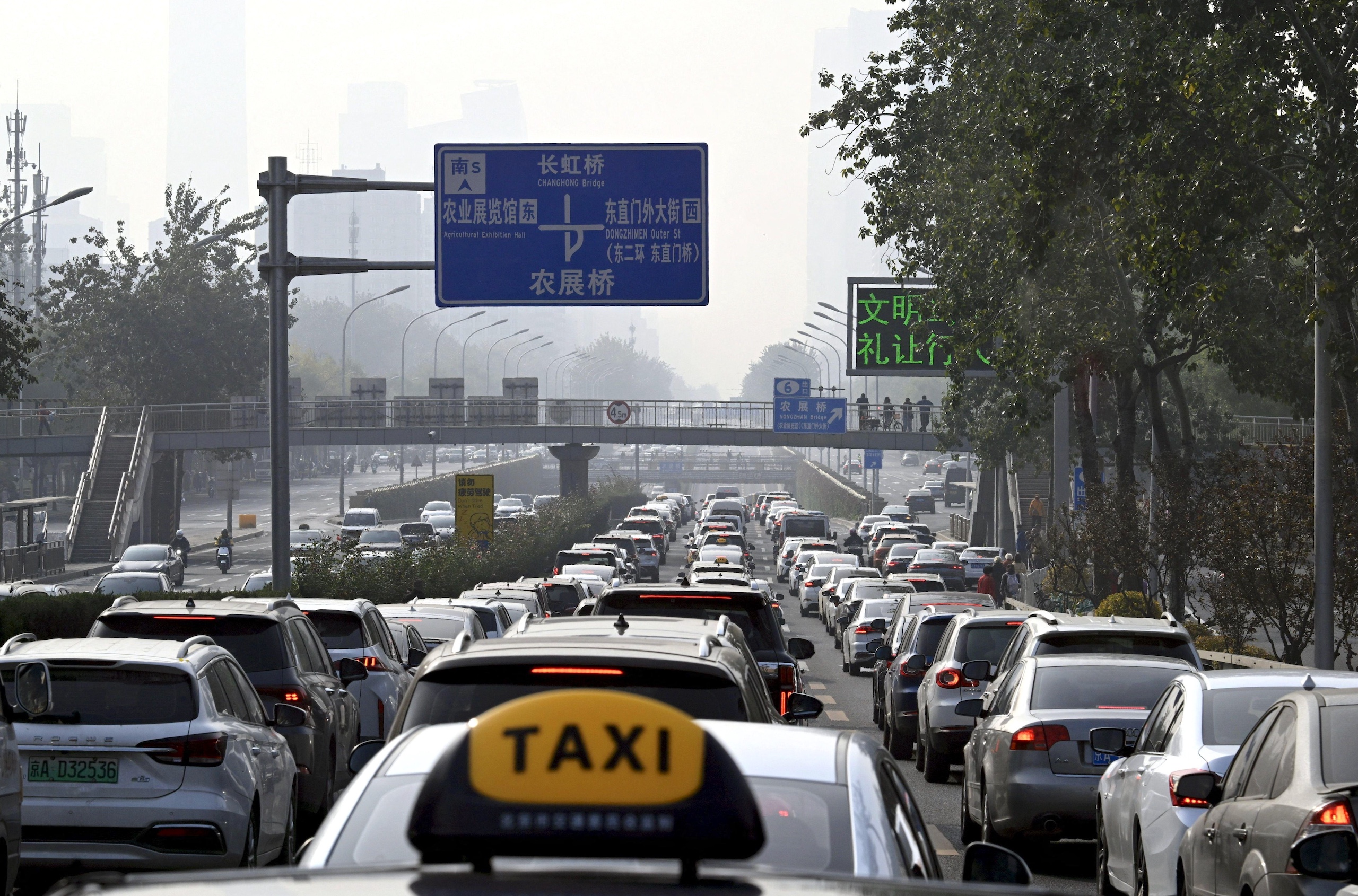 <p>2024年10月29日早高峰,北京一条道路上车辆在雾霾中缓慢行驶。图片来源:Markku Ulander / Lehtikuva / Sipa US / Alamy</p>