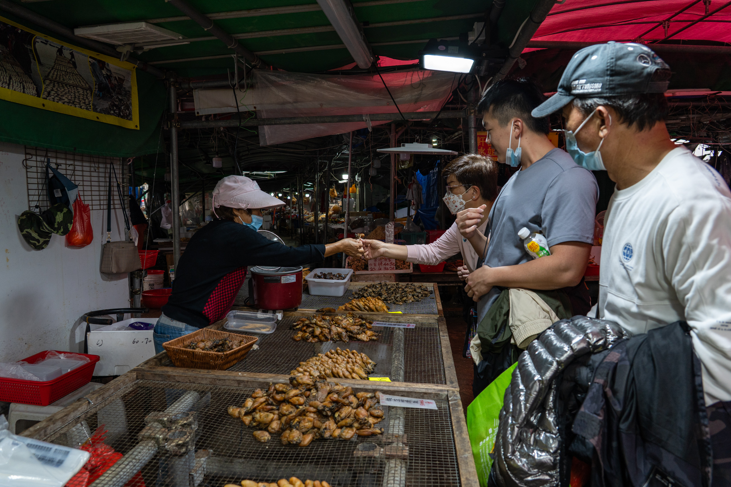 people buy oyster from a wet market
