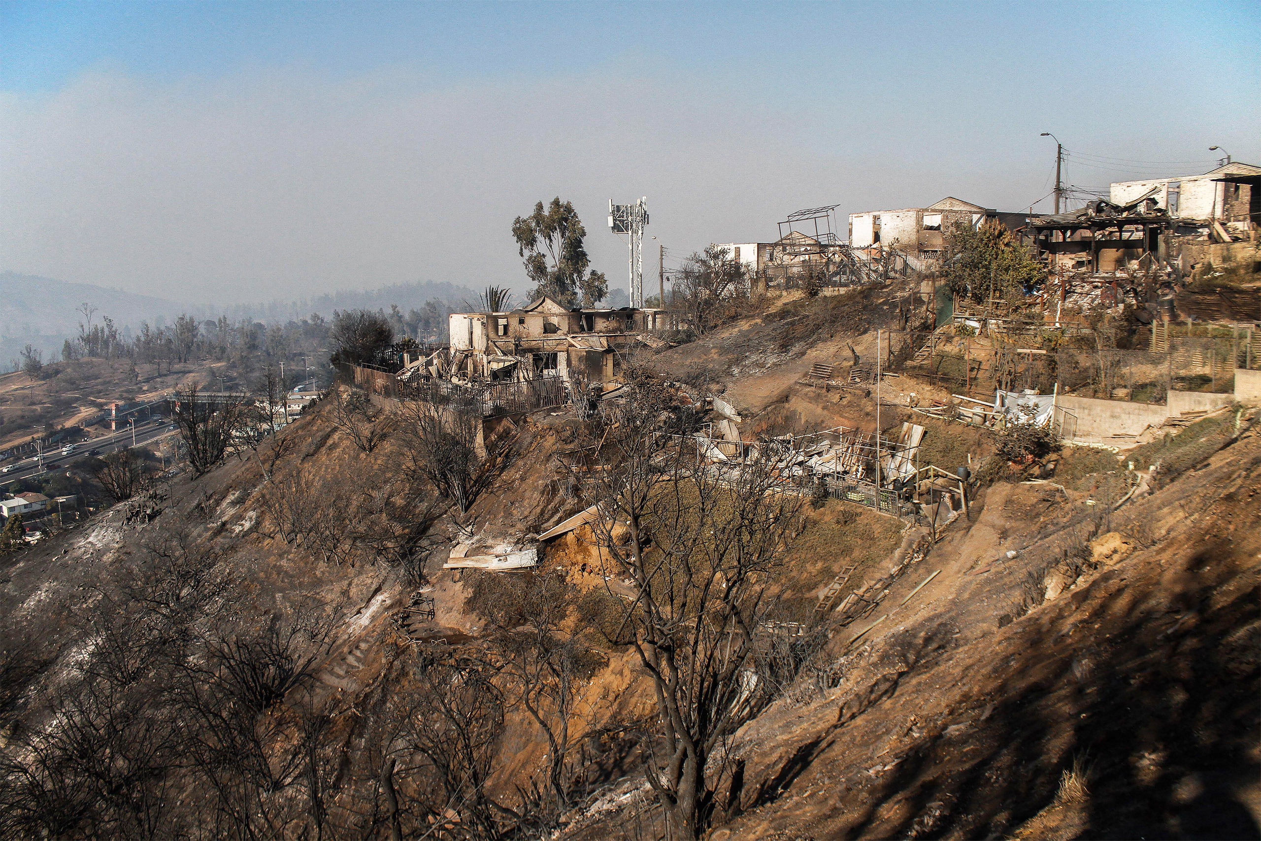 <p>El barrio El Olivar, en Viña del Mar, devastado por los incendios que afectaron la región de Valparaíso en febrero de 2024 (Imagen: Cristobal Basaure Araya / SOPA Images / ZUMA Press / Alamy)</p>
