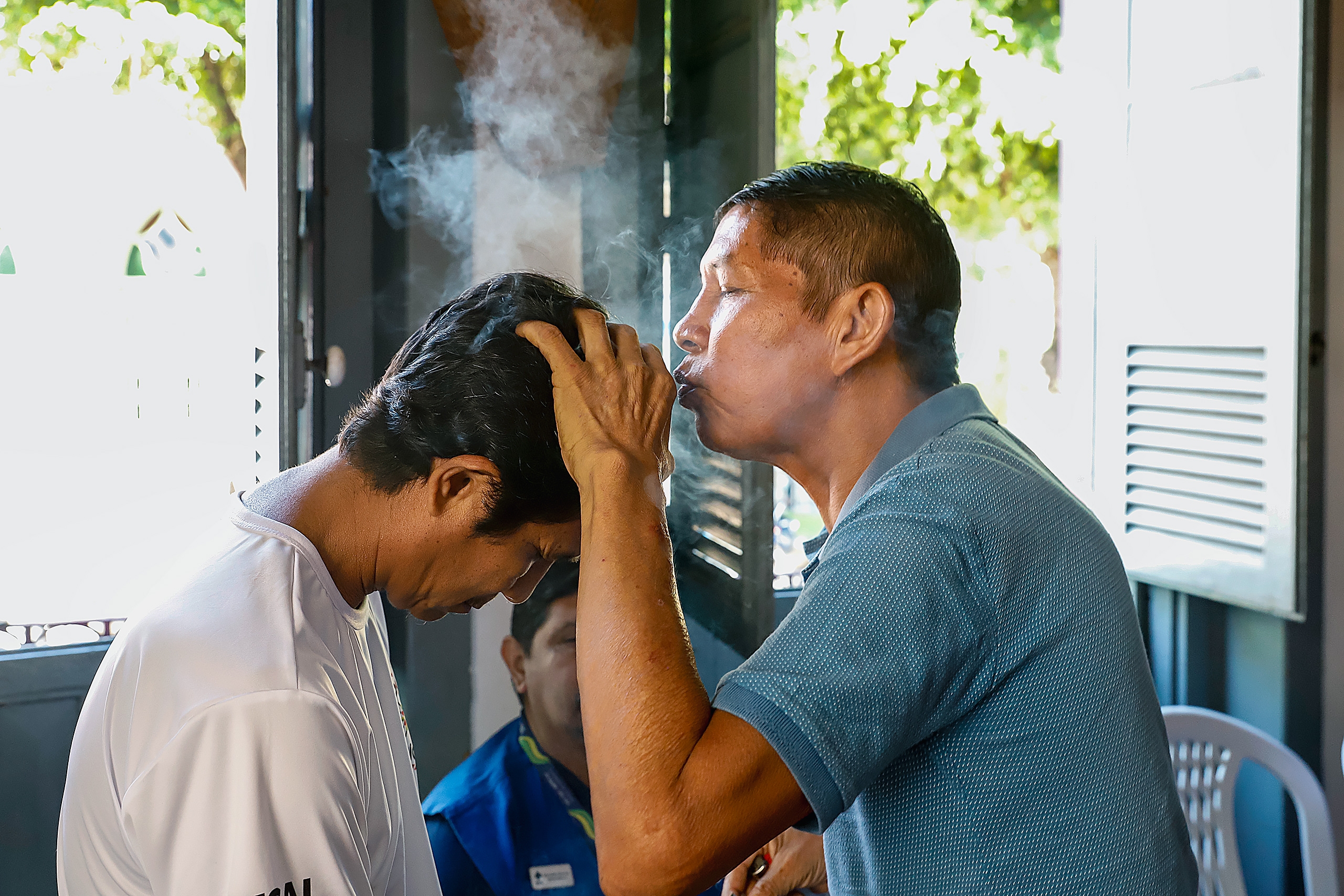 <p>Ritual de bahsese no Centro de Medicina Indígena Bahserikowi, Manaus, Brasil. Esse complexo sistema de cuidados corporais do povo indígena Tukano antes era considerado ‘diabólico’ por missões cristãs (Imagem: SESAI)</p>
