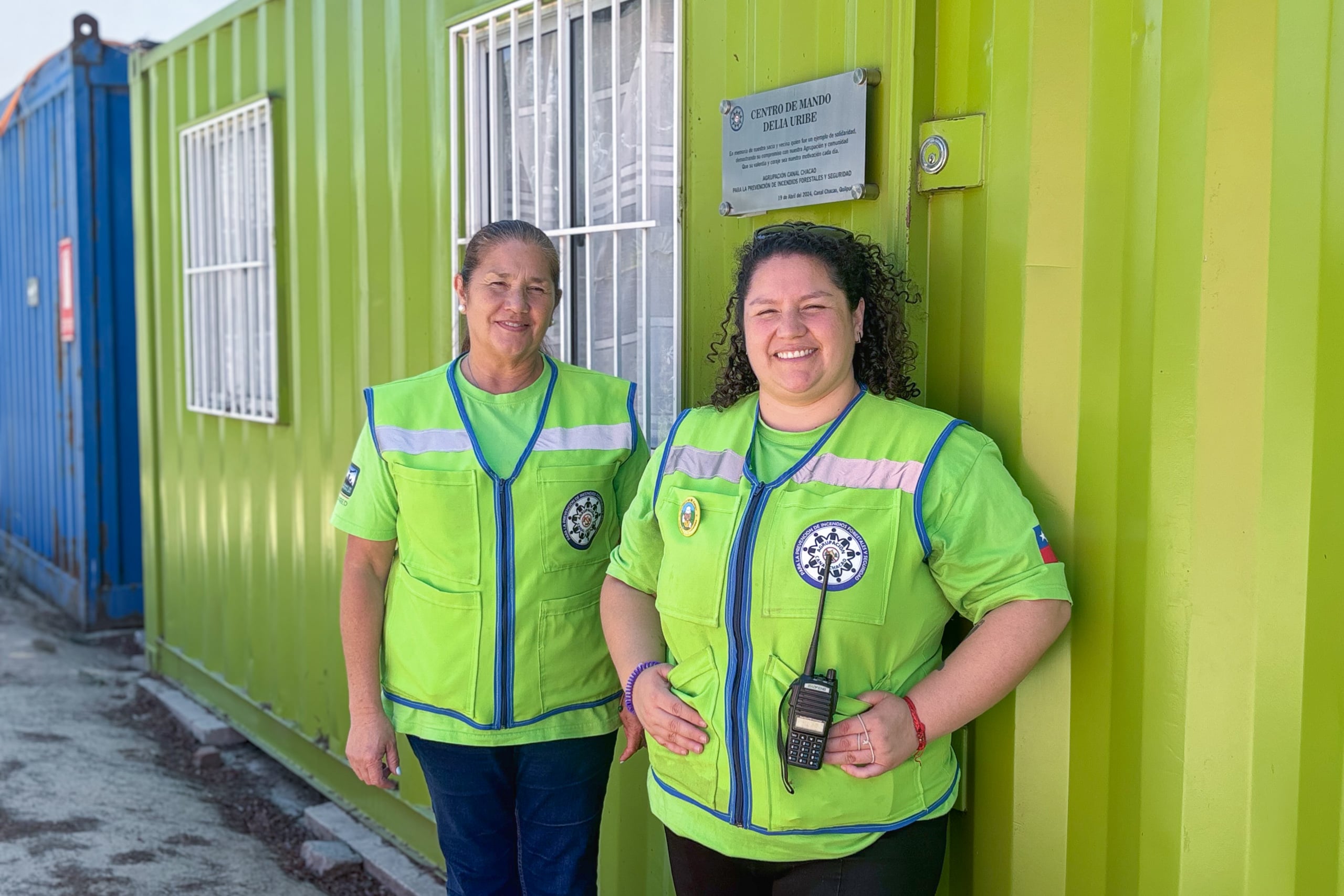 dos mujeres con ropa de alta visibilidad