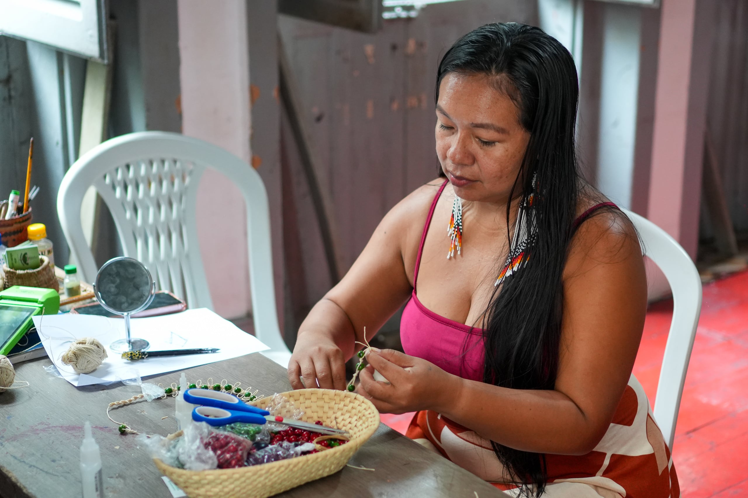 Una mujer sentada frente a un escritorio