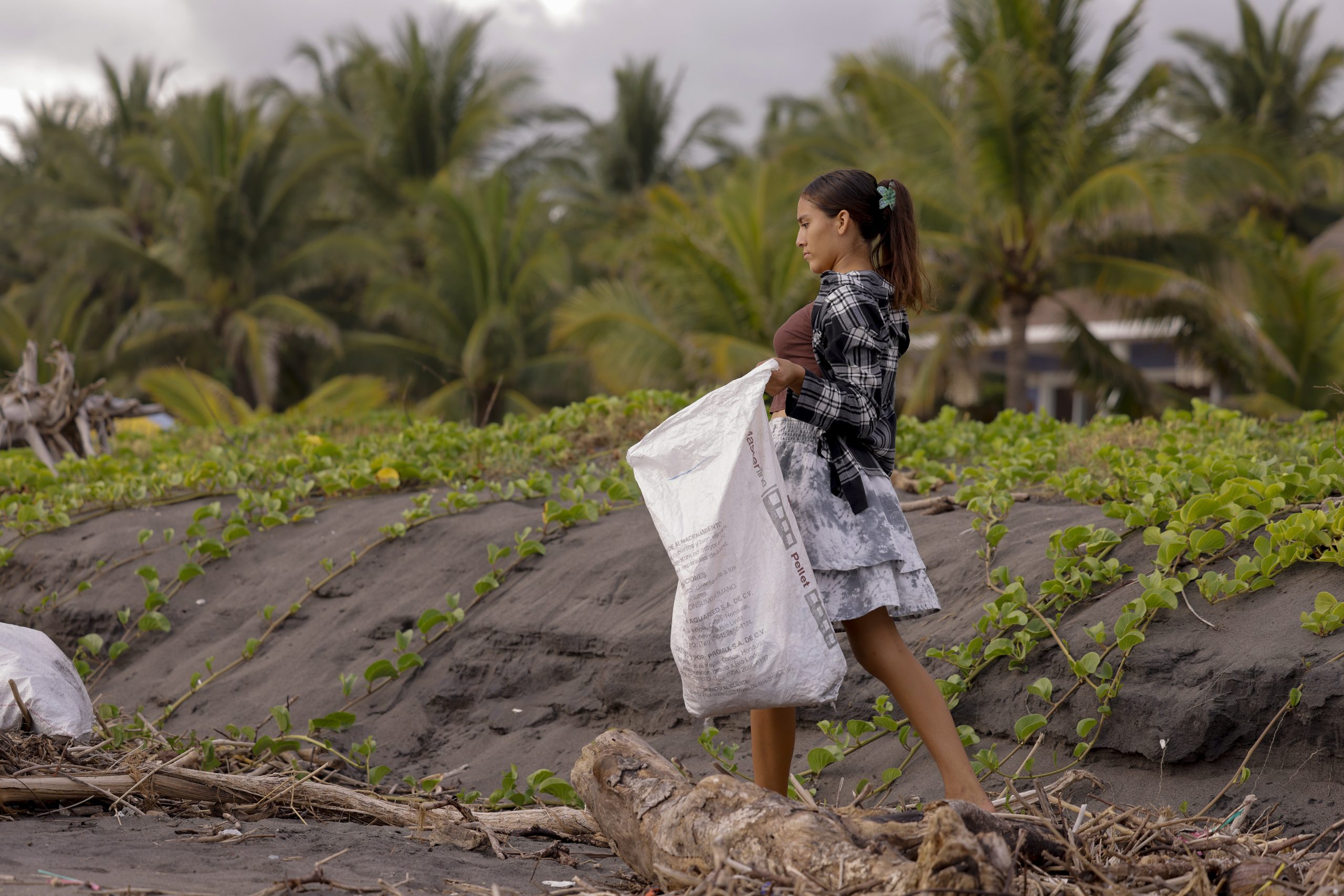 <p>A woman helps to clean up El Jiote Beach in the municipality of Moyuta, southern Guatemala. The Central American country is yet to ratify the Escazú Agreement (Image: <a href="https://flic.kr/p/2rwY473">Gobierno de Guatemala</a> / <a href="https://www.flickr.com/people/guatemalagob/">Flickr</a>, <a href="https://creativecommons.org/publicdomain/mark/1.0/deed.pt-br">PDM</a>)</p>