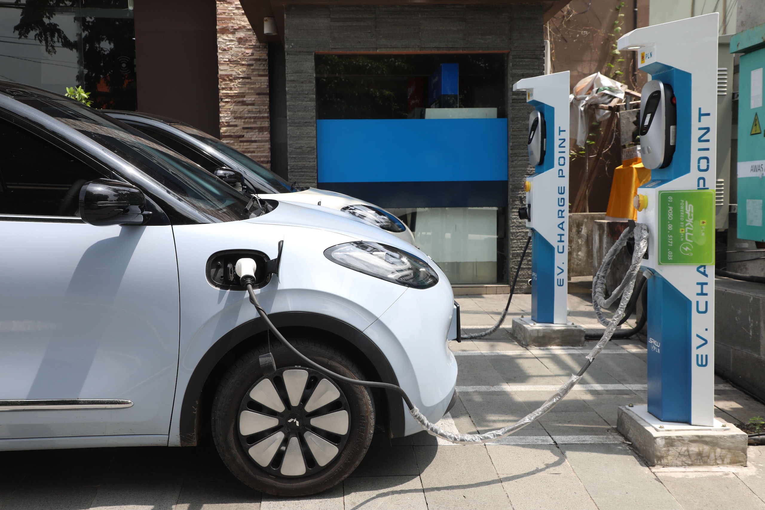 <p>Electric cars at a charging station in Bali, Indonesia (Image: Carrot / Alamy)</p>