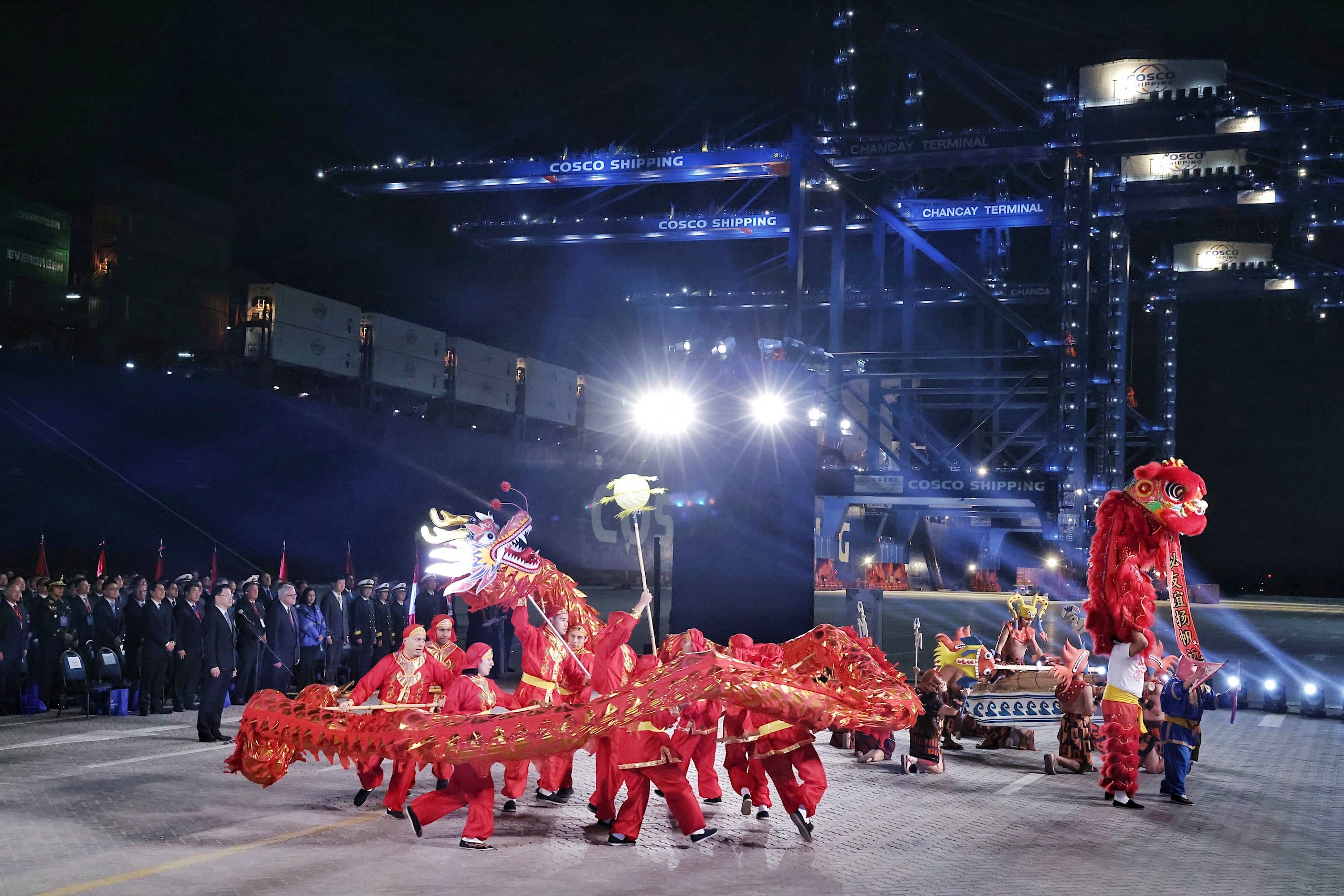 <p>Inauguración del megapuerto de Chancay en Perú, en noviembre de 2024. Construida por la empresa logística estatal china COSCO Shipping, la terminal es un importante centro de distribución para las exportaciones de minerales a China y otros mercados asiáticos (Imagen: <a href="https://flic.kr/p/2queXgE">Presidencia Perú</a> / <a href="https://www.flickr.com/people/presidenciaperu/">Flickr</a>, <a href="https://creativecommons.org/licenses/by-nc-sa/2.0/deed.pt-br">CC BY NC SA</a>)</p>