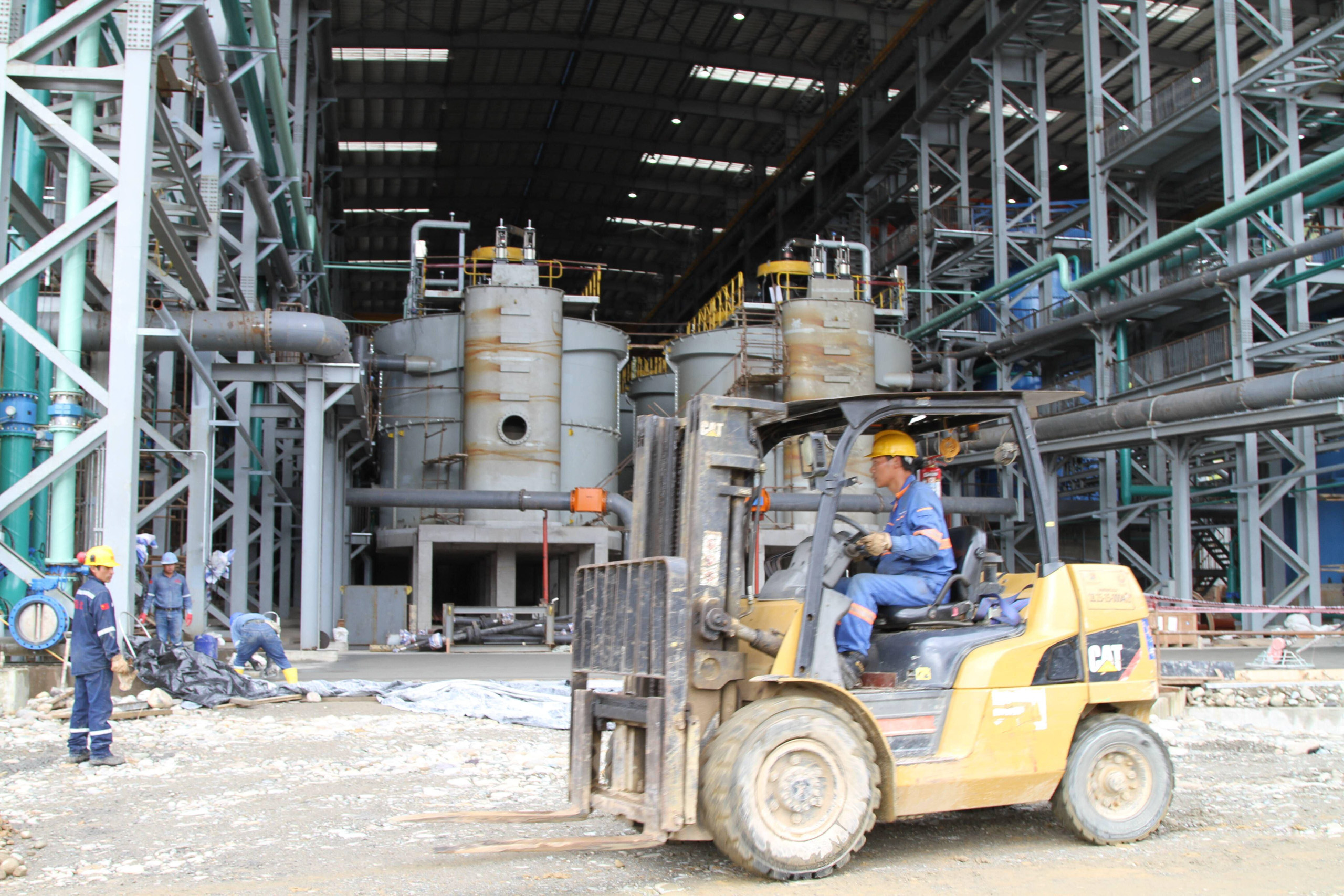 <p>Un trabajador maneja una carretilla elevadora en la mina de cobre Mirador, en Zamora-Chinchipe, en el sureste de Ecuador. Se trata de uno de los dos proyectos mineros a gran escala del país, al que podría sumarse Cascabel (Imagen: Hao Yunfu / Imago / Alamy)</p>
