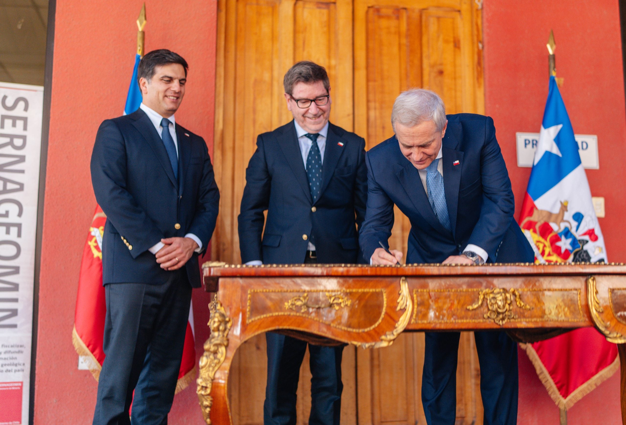 Em 15 de maio, o presidente chileno José Antonio Kast, junto ao ministro de Economia e Minas, Daniel Mas