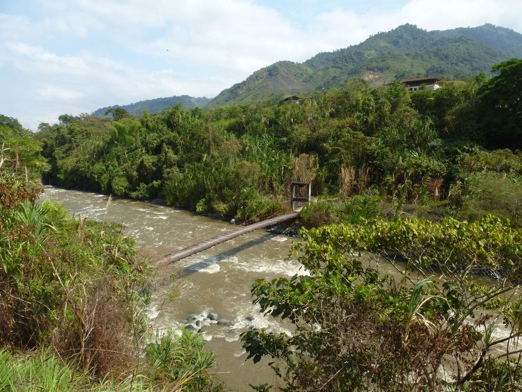 Un puente estrecho sobre un río