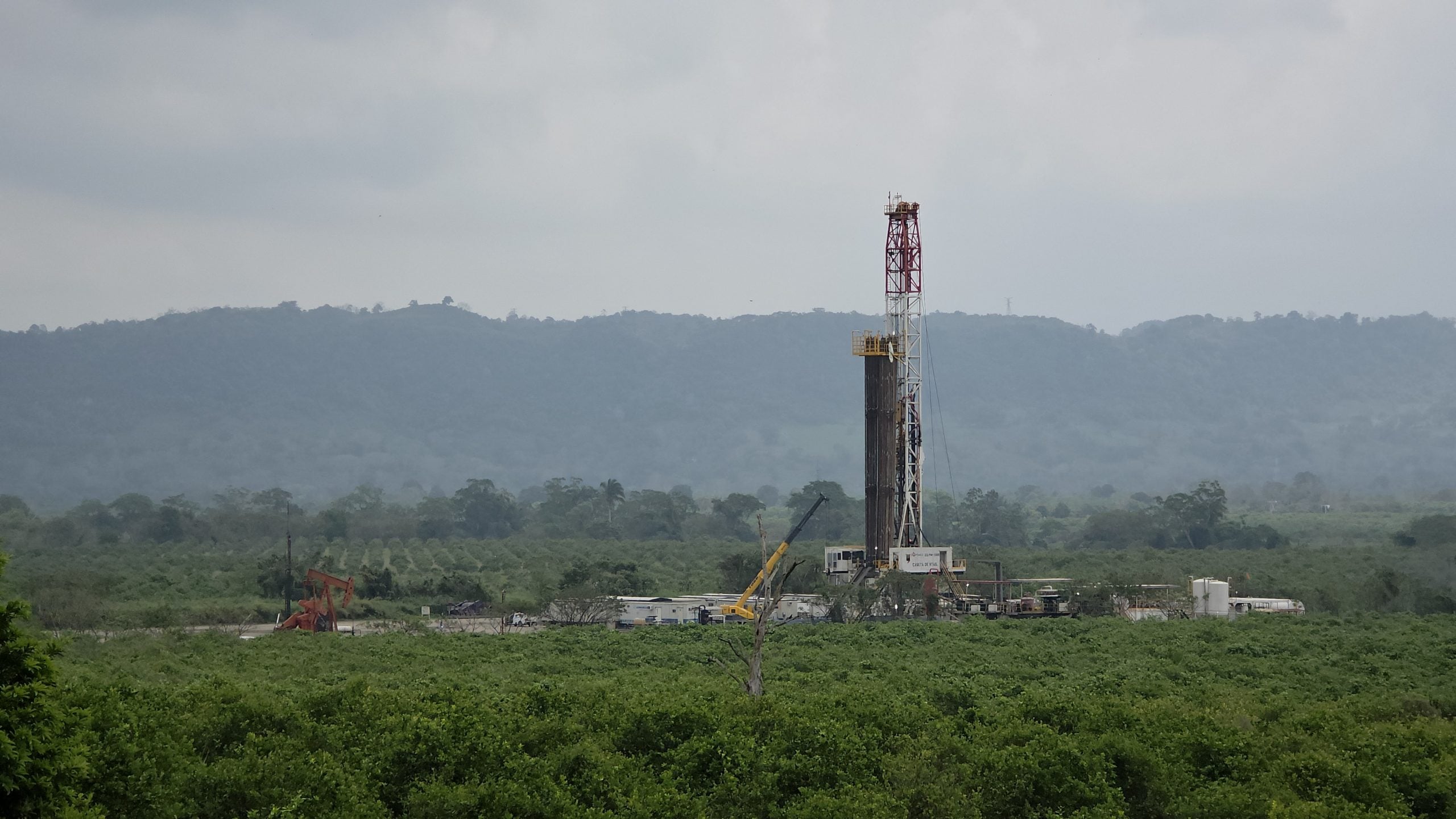 Poço de petróleo em Papantla, Veracruz, costa leste do México