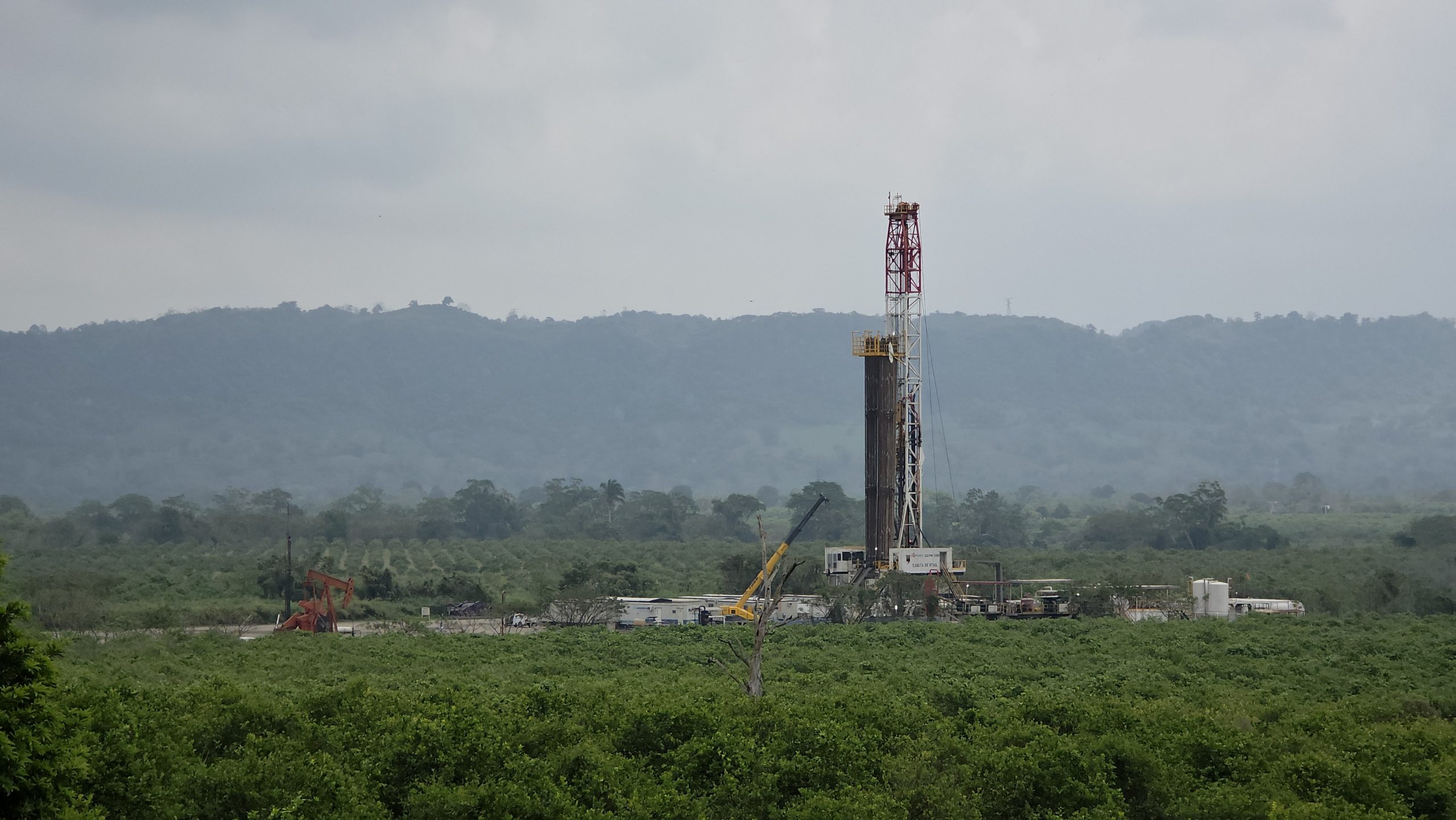 <p>An oil well in Papantla, Veracruz, on the east coast of Mexico. The extraction of unconventional hydrocarbons is a key focus of the government’s efforts to reduce the country’s dependence on foreign energy (Image: Ana Alicia Osorio)</p>