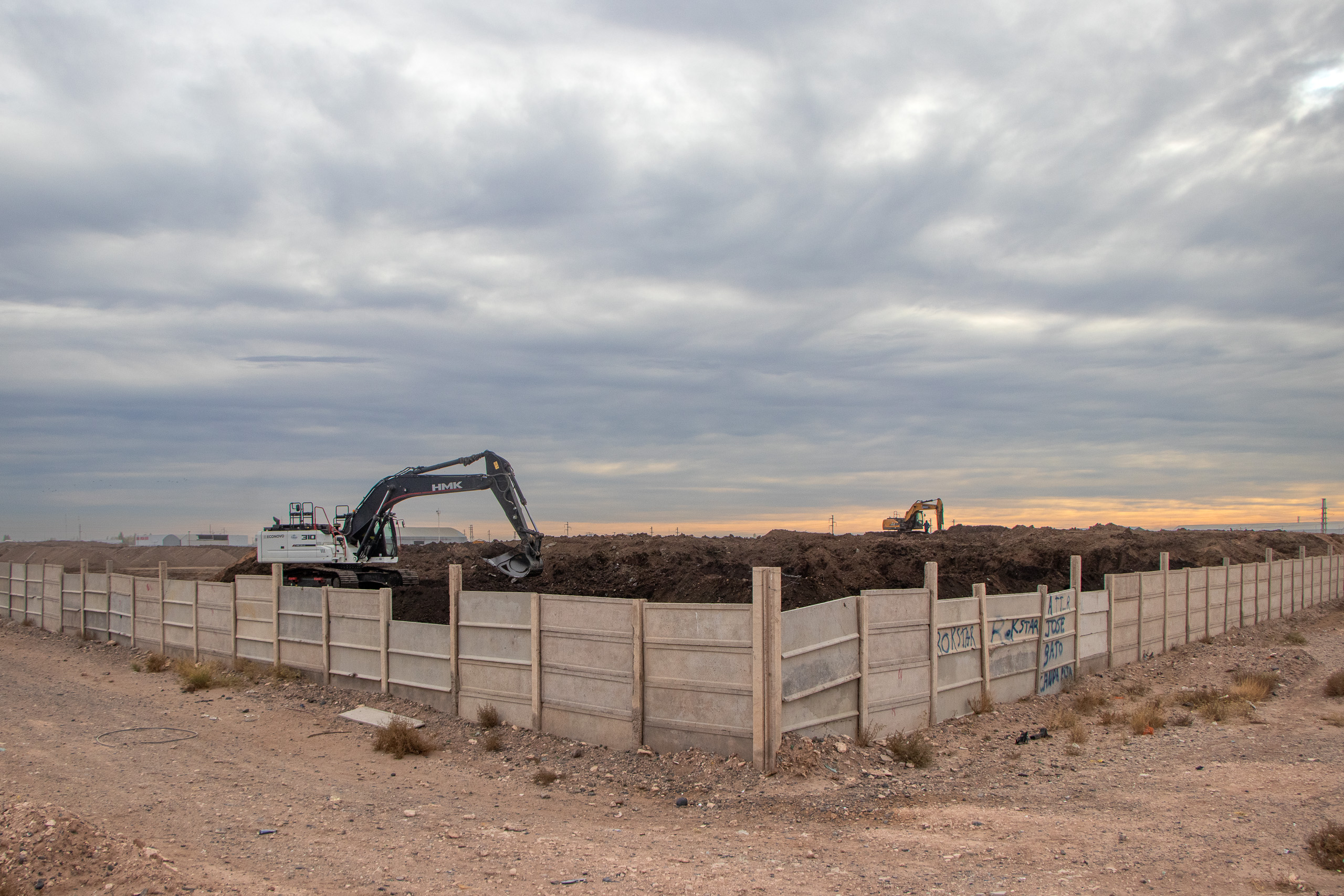 Excavadora en una zona cercada 