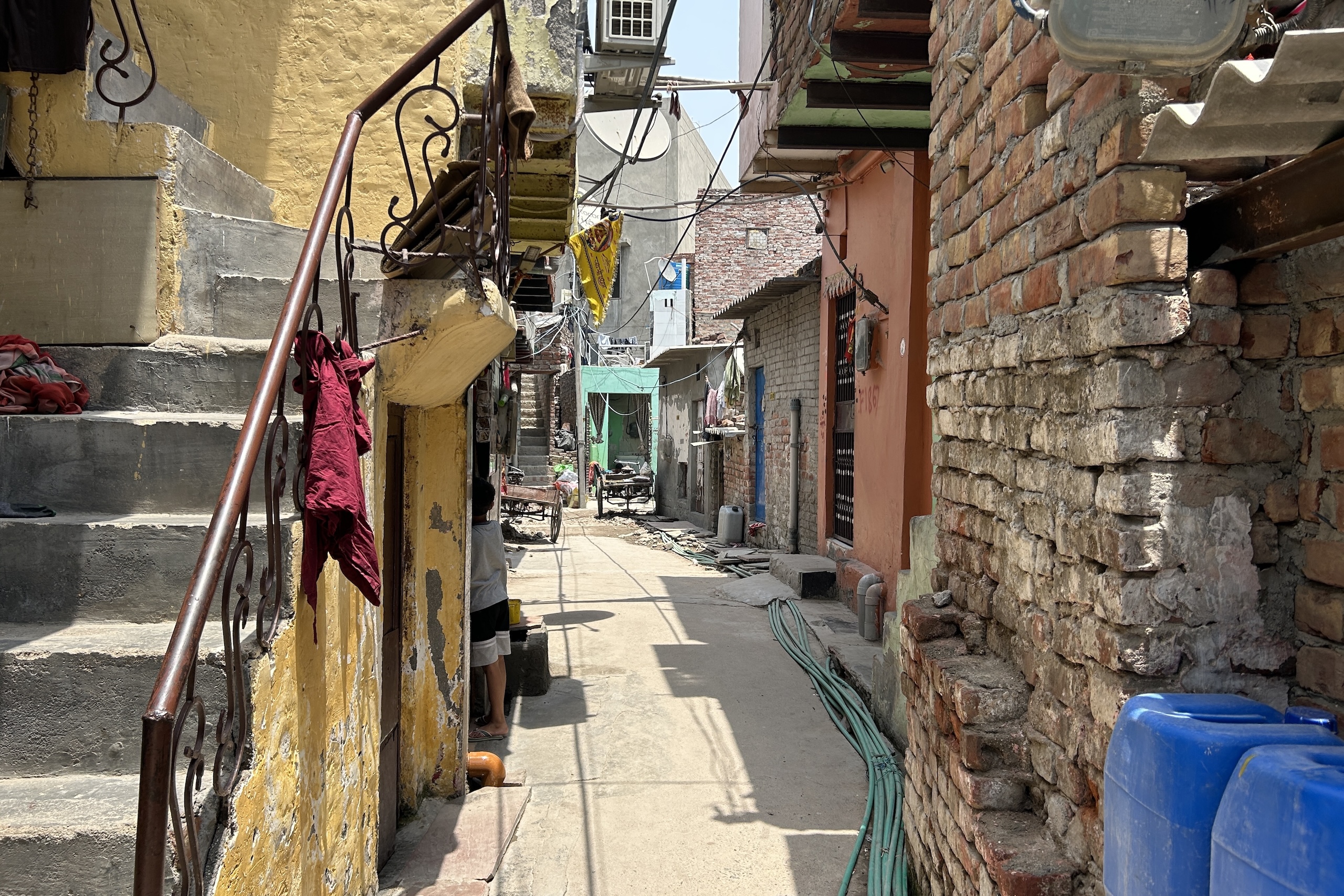 Narrow lane between buildings