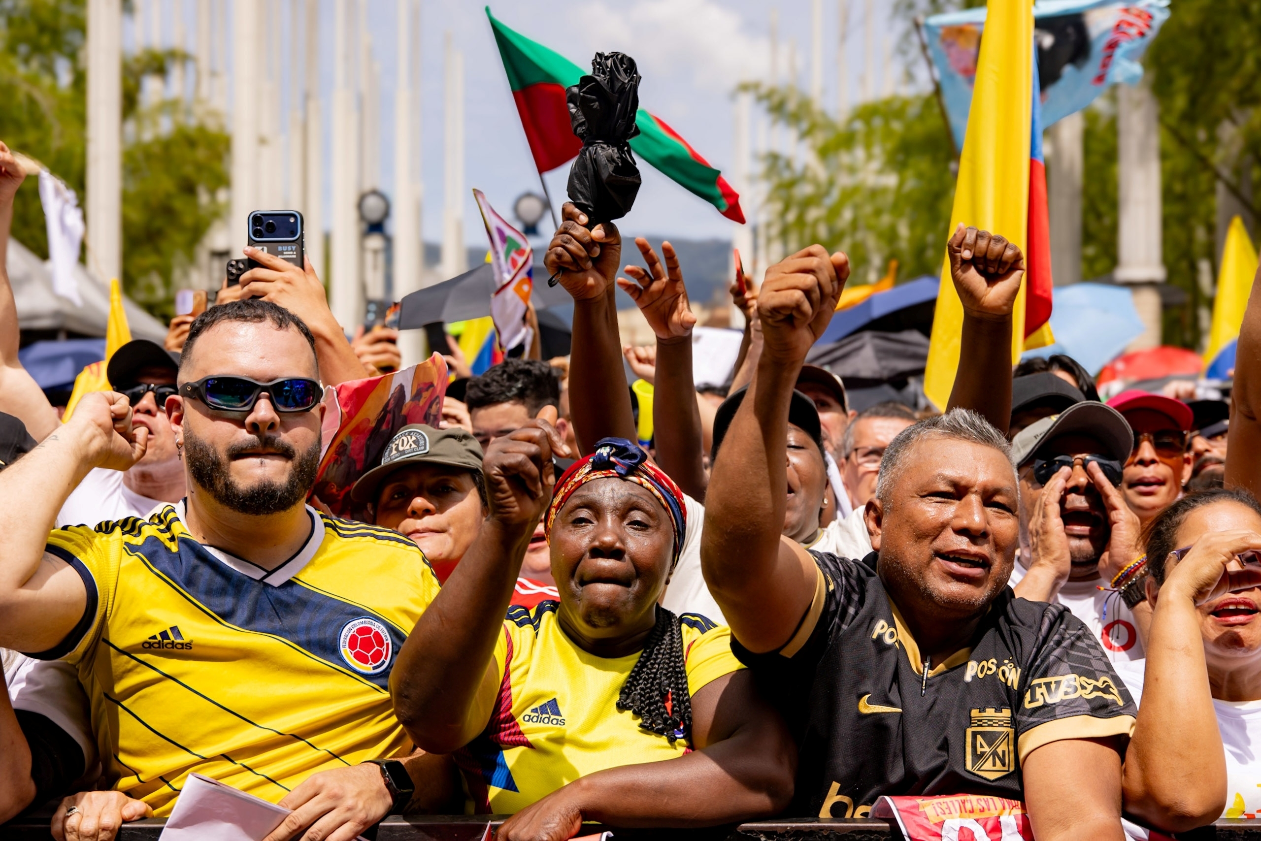 <p>Apoiadores do governo colombiano em ato no Dia Internacional dos Trabalhadores, Medellín. O segundo turno da eleição presidencial decidirá o futuro das políticas energéticas e ambientais da atual gestão (Imagem: <a href="https://flic.kr/p/2saDDTo">Joel González</a> / <a href="https://www.flickr.com/people/197399771@N06/">Presidência da República da Colômbia</a>, <a href="https://creativecommons.org/publicdomain/mark/1.0/deed.pt-br">PDM</a>)</p>