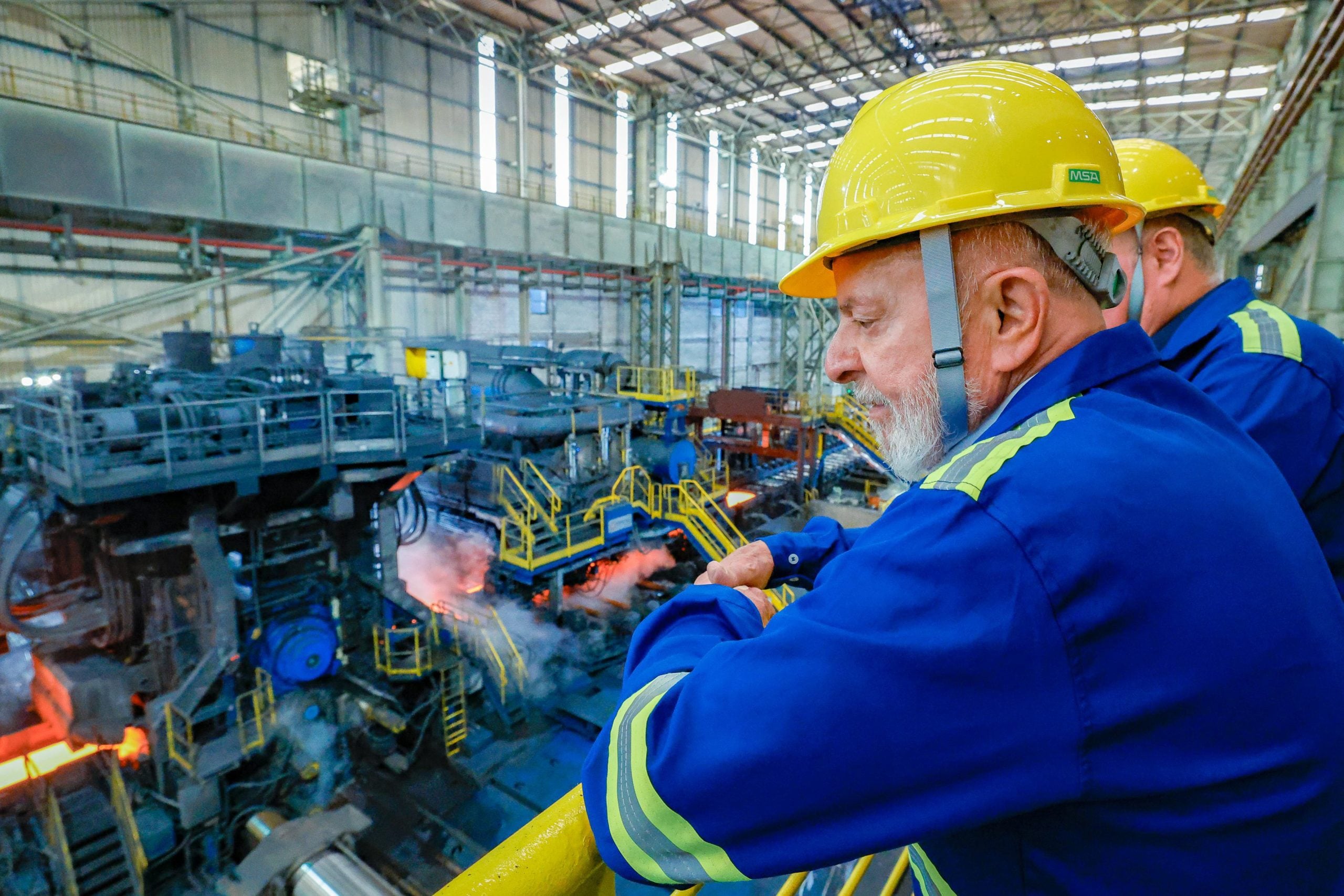 <p>Presidente Luiz Inácio Lula da Silva visita usina da Gerdau em Ouro Branco, Minas Gerais. A maior siderúrgica do país reduziu suas emissões ao utilizar grandes volumes de aço reciclado em sua produção (Imagem: <a href="https://flic.kr/p/2qRna2h">Ricardo Stuckert</a> / <a href="https://www.flickr.com/people/lulaoficial/">Lula Oficial</a>, <a href="https://creativecommons.org/licenses/by-nd/2.0/deed.pt-br">CC BY ND</a>)</p>
