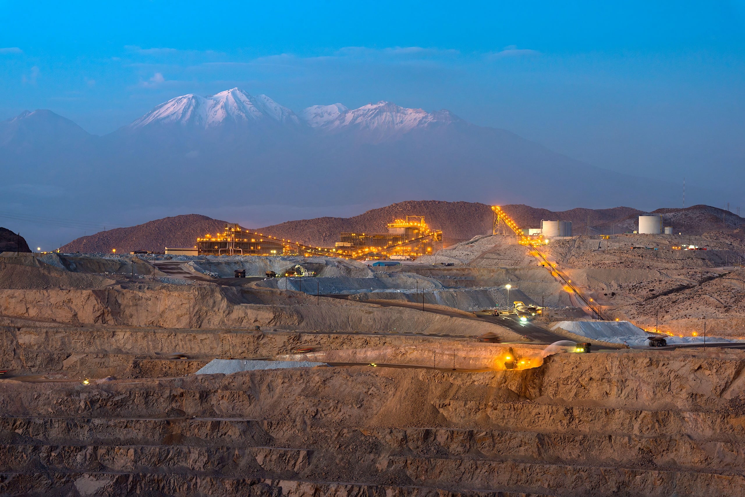 <p>Mina de cobre a céu aberto em Arequipa, sul peruano. Juntos, Peru e Chile concentram 40% das reservas globais desse mineral (Imagem: Jose Luis Stephens / Alamy)</p>