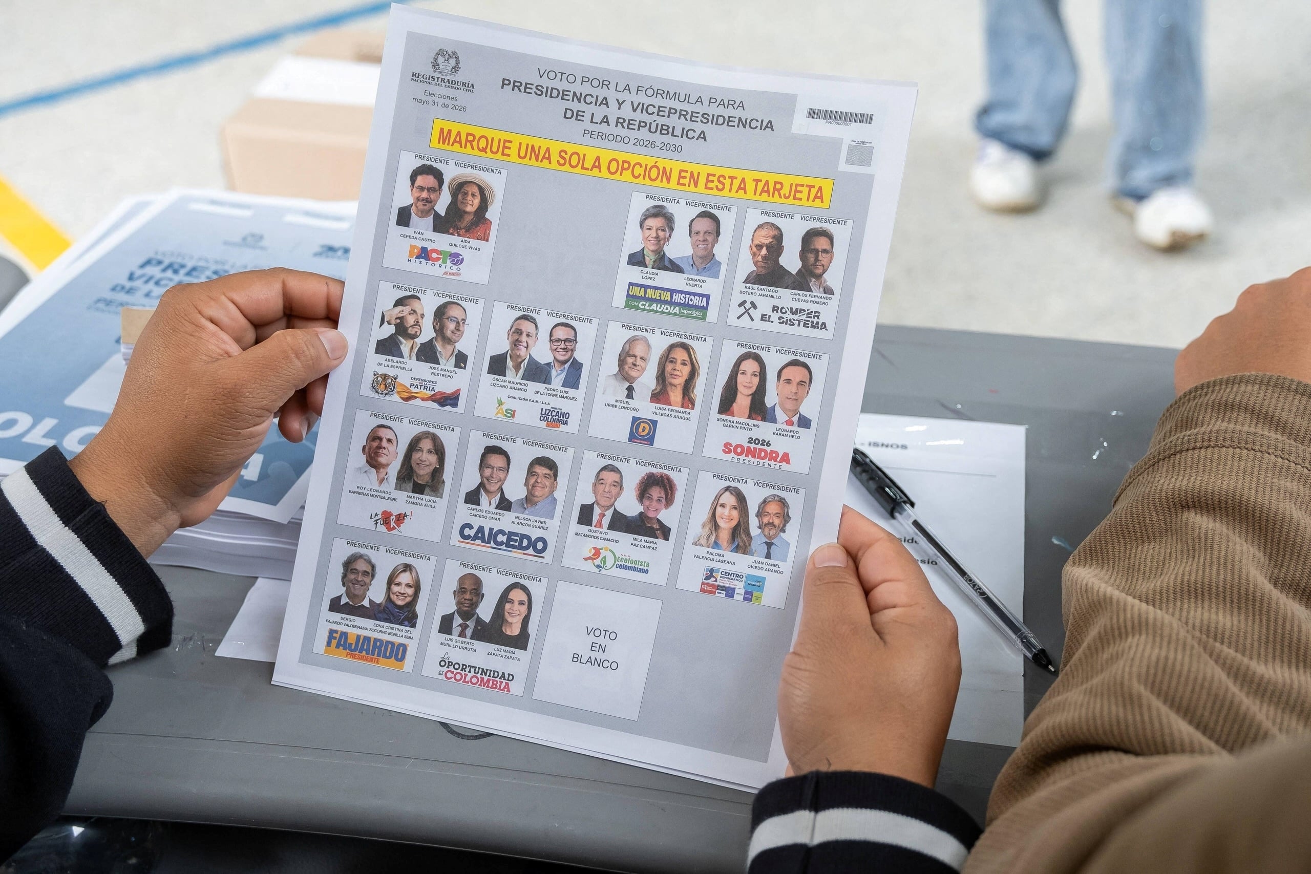 papeleta electoral sostenida por una persona