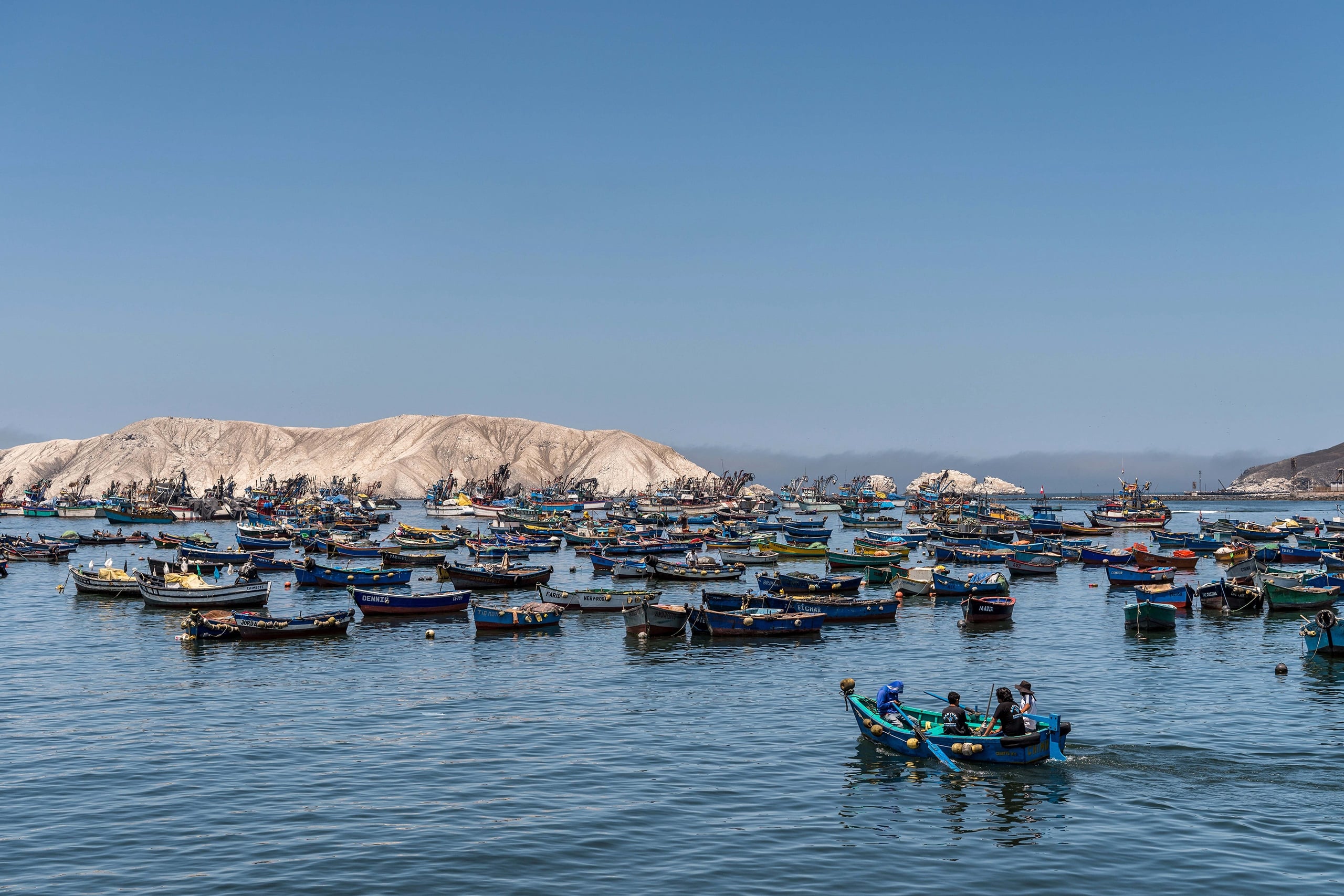 barcos de pescadores amarrados en una bahía