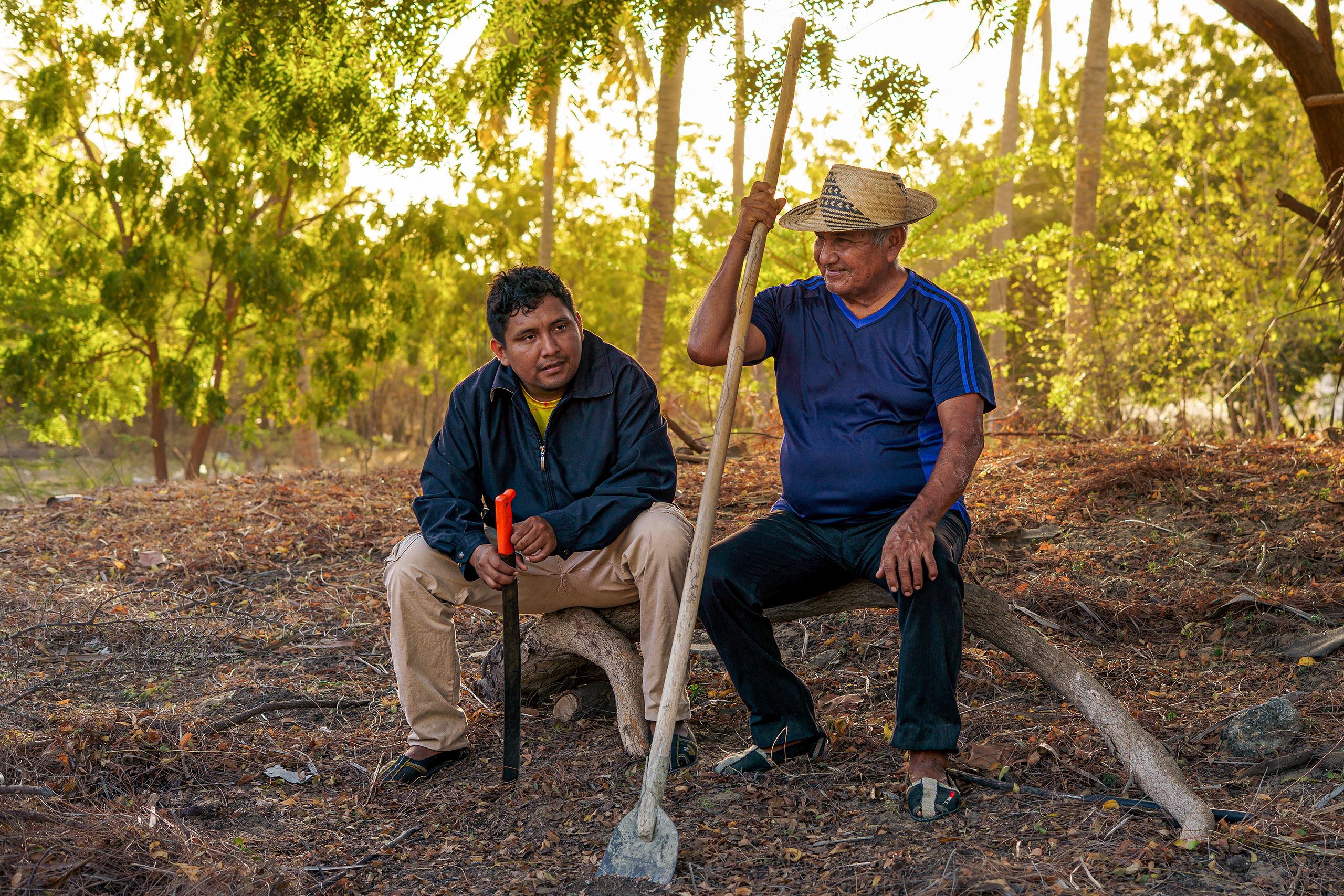 <p>Dos agricultores wayuu en un descanso del trabajo. Las comunidades wayuu están creando bancos de semillas autóctonas y elaborando manuales para garantizar que no se pierda su conocimiento ancestral (Imagen: Cesar Miguel Palmar Wayuu Ipuana)</p>