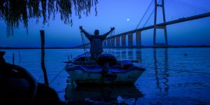 <p>A member of one of Argentina’s few urban artisanal fishing communities arranges his net after an outing on the Paraná River (Image: Sebastián López Brach / Dialogue Earth)</p>