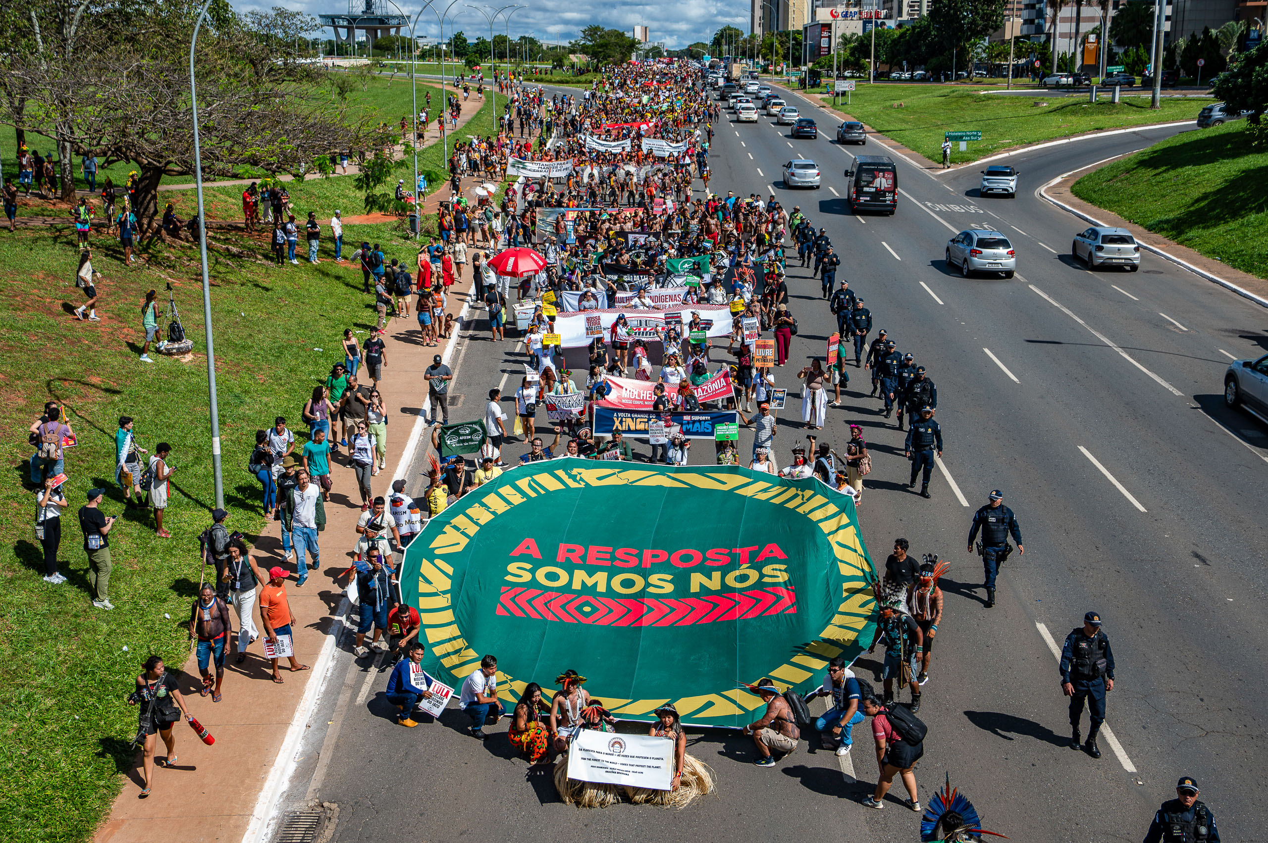 Em 7 de abril, em Brasília, manifestantes indígenas exibem cartaz com a frase ‘nós somos a resposta’