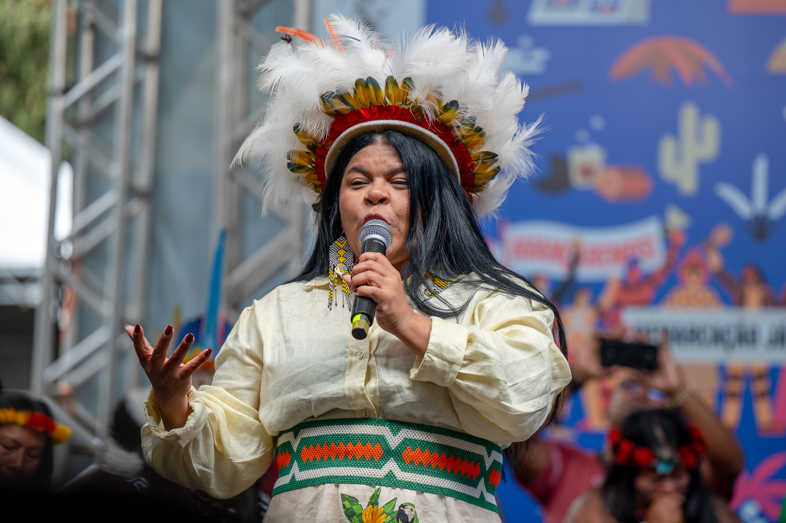 Sonia Guajajara, primeira ministra brasileira dos Povos Indígenas, fala no Acampamento Terra Livre, Brasília