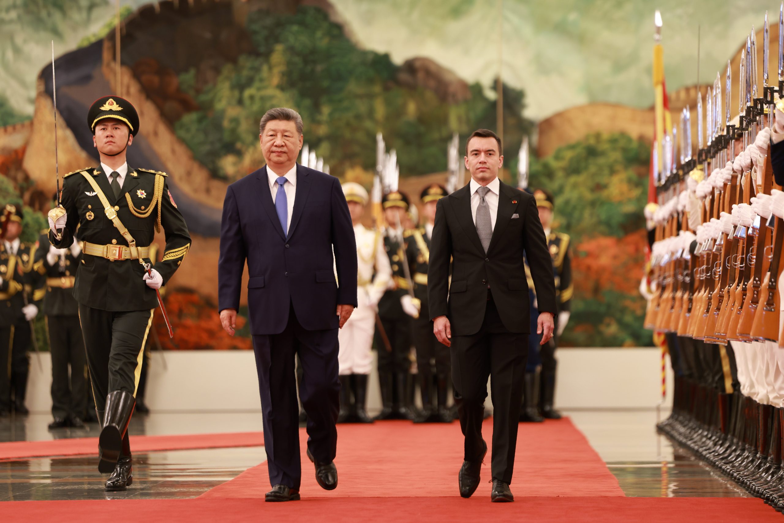 Daniel Noboa y Xi Jinping caminan por una alfombra roja