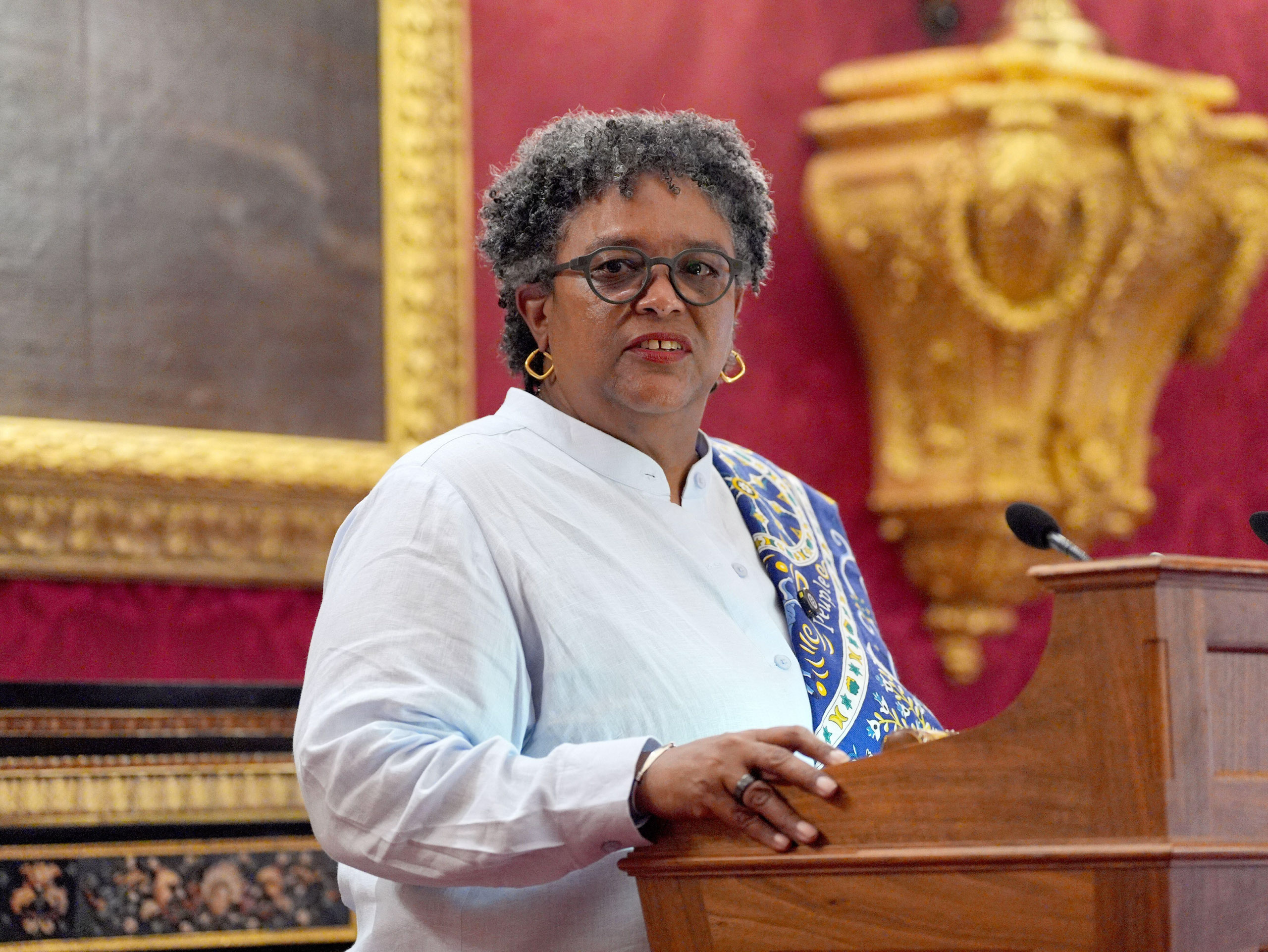 Mia Mottley hablando desde un atril