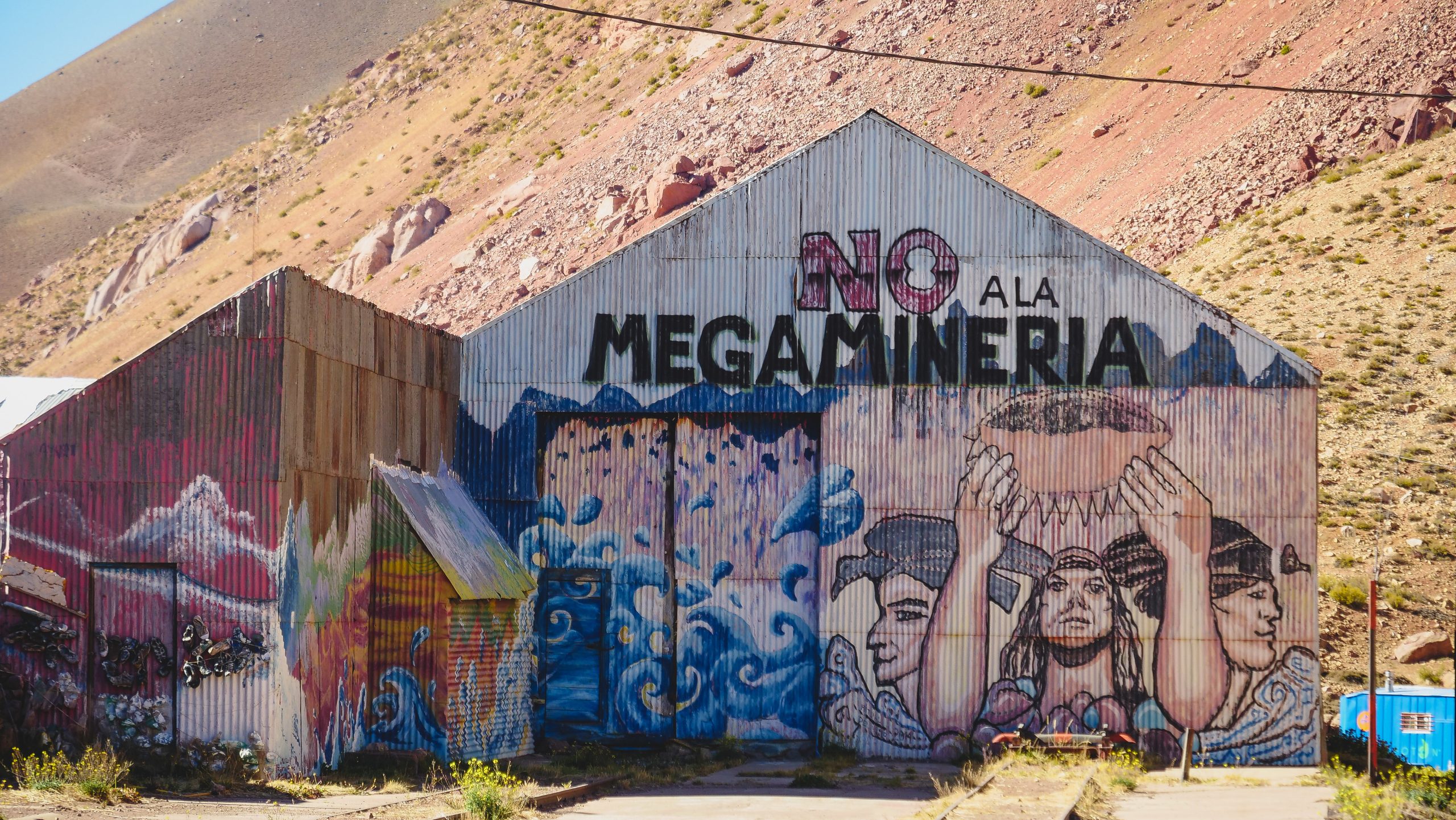 Galpão em Uspallata, província de Mendoza, exibe grafite com a frase ‘não à mineração em grande escala’