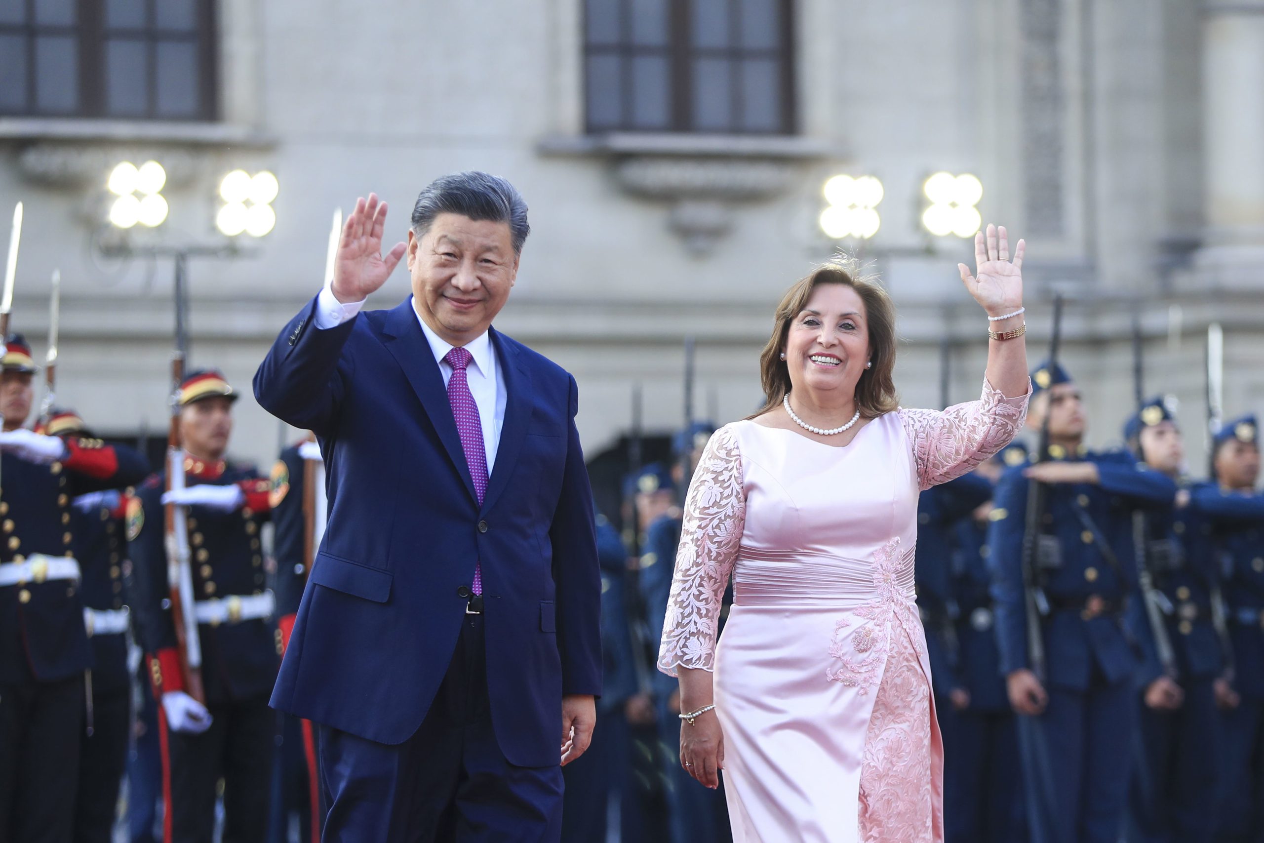 Presidente chinês Xi Jinping junto à ex-presidente peruana Dina Boluarte