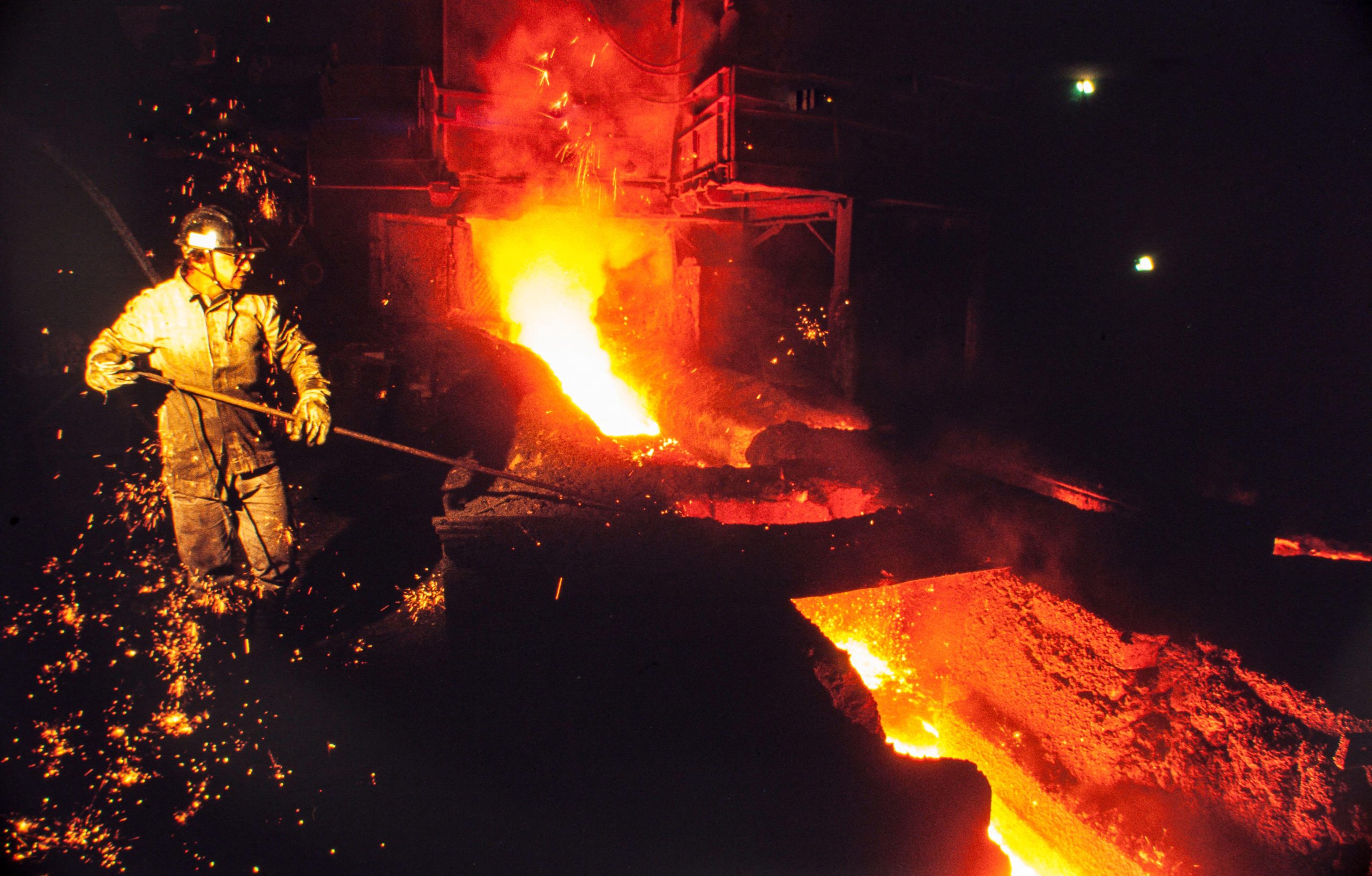 Un trabajador introduce carbón en un alto horno