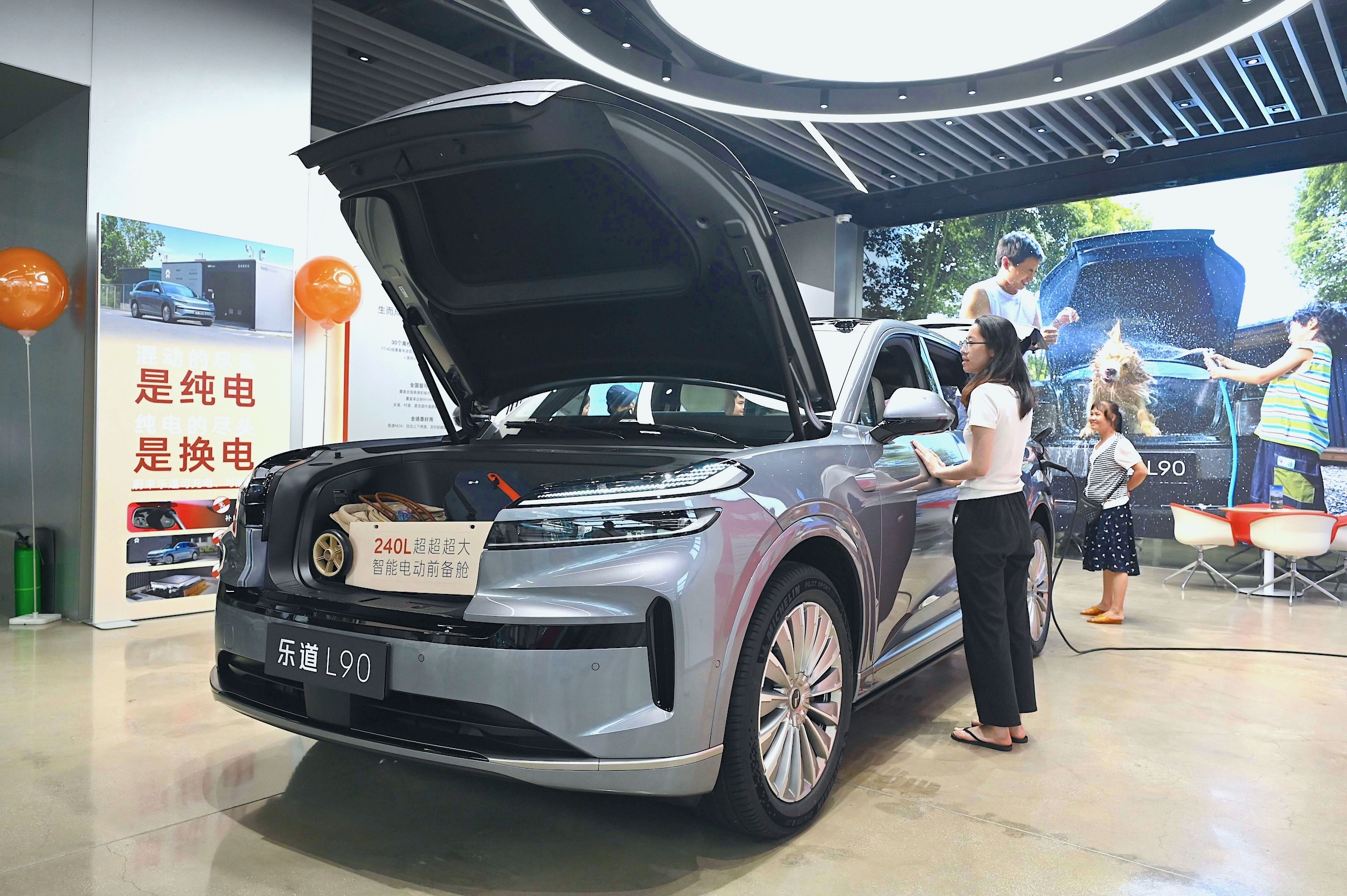 <p><span data-mce-type="bookmark" style="display: inline-block; width: 0px; overflow: hidden; line-height: 0;" class="mce_SELRES_start">﻿</span>广东深圳的一个小型购物中心里，展示着一台电动SUV<span data-mce-type="bookmark" style="display: inline-block; width: 0px; overflow: hidden; line-height: 0;" class="mce_SELRES_start">﻿</span>。图片来源：Kobe Li / Nexpher Images / Imago / Alamy<span data-mce-type="bookmark" style="display: inline-block; width: 0px; overflow: hidden; line-height: 0;" class="mce_SELRES_start">﻿</span></p>