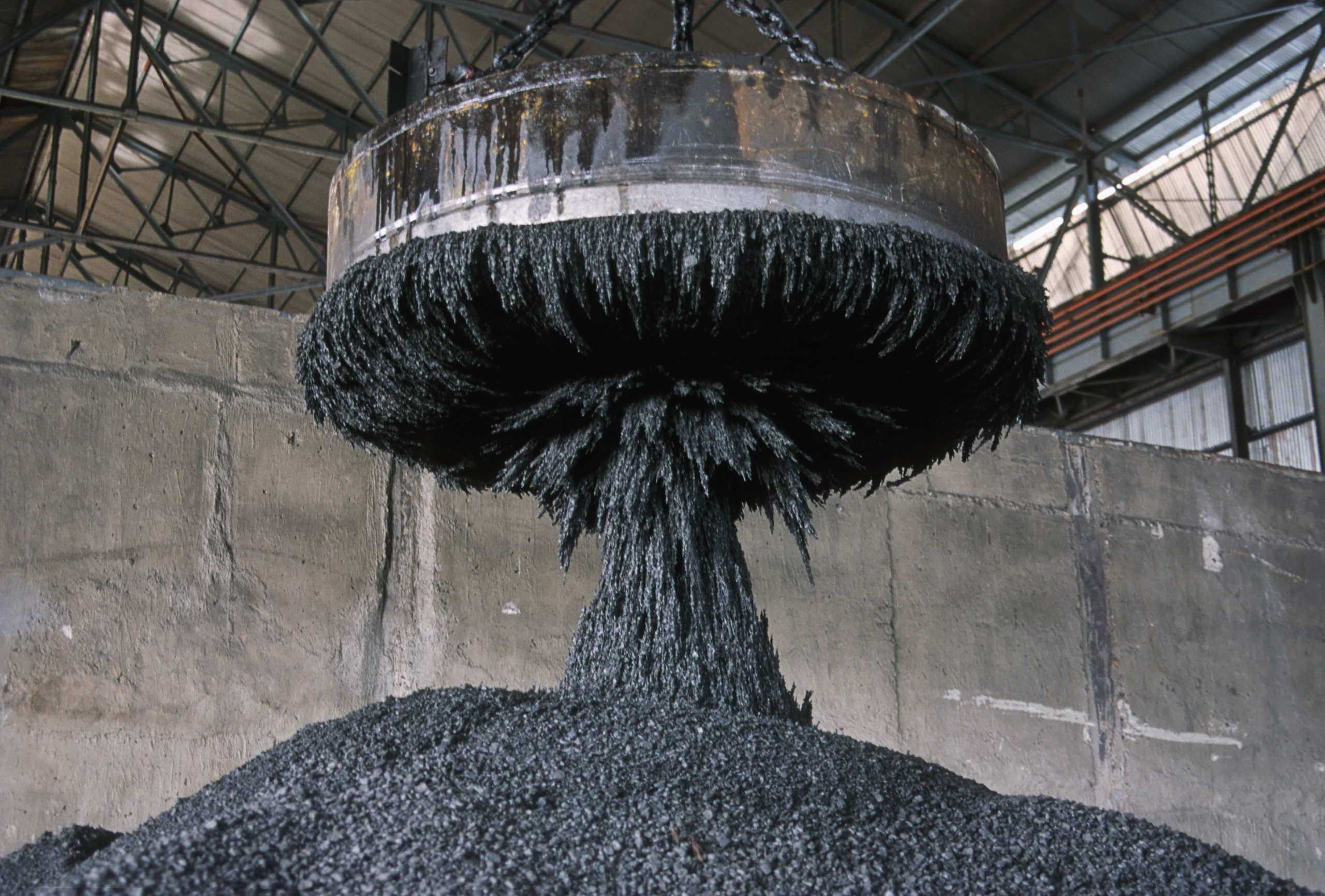 Electromagnet lifting sponge Iron