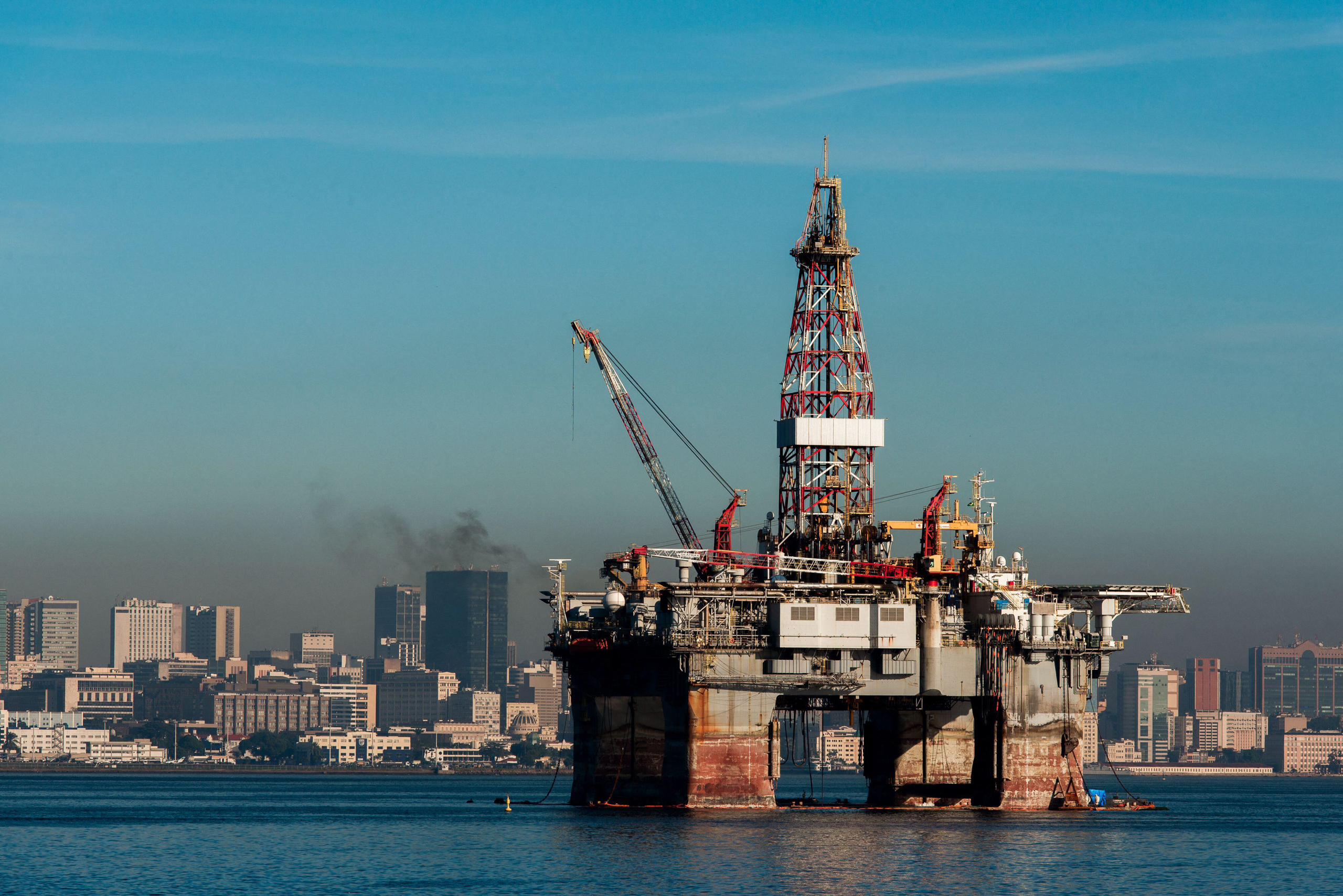 <p>An oil rig in Rio de Janeiro’s Guanabara Bay. The Brazilian city is exploring whether a market-based approach to emissions, used in the Indian city of Surat, could help it tackle industrial pollution (Image: Donatas Dabravolskas / Alamy)</p>