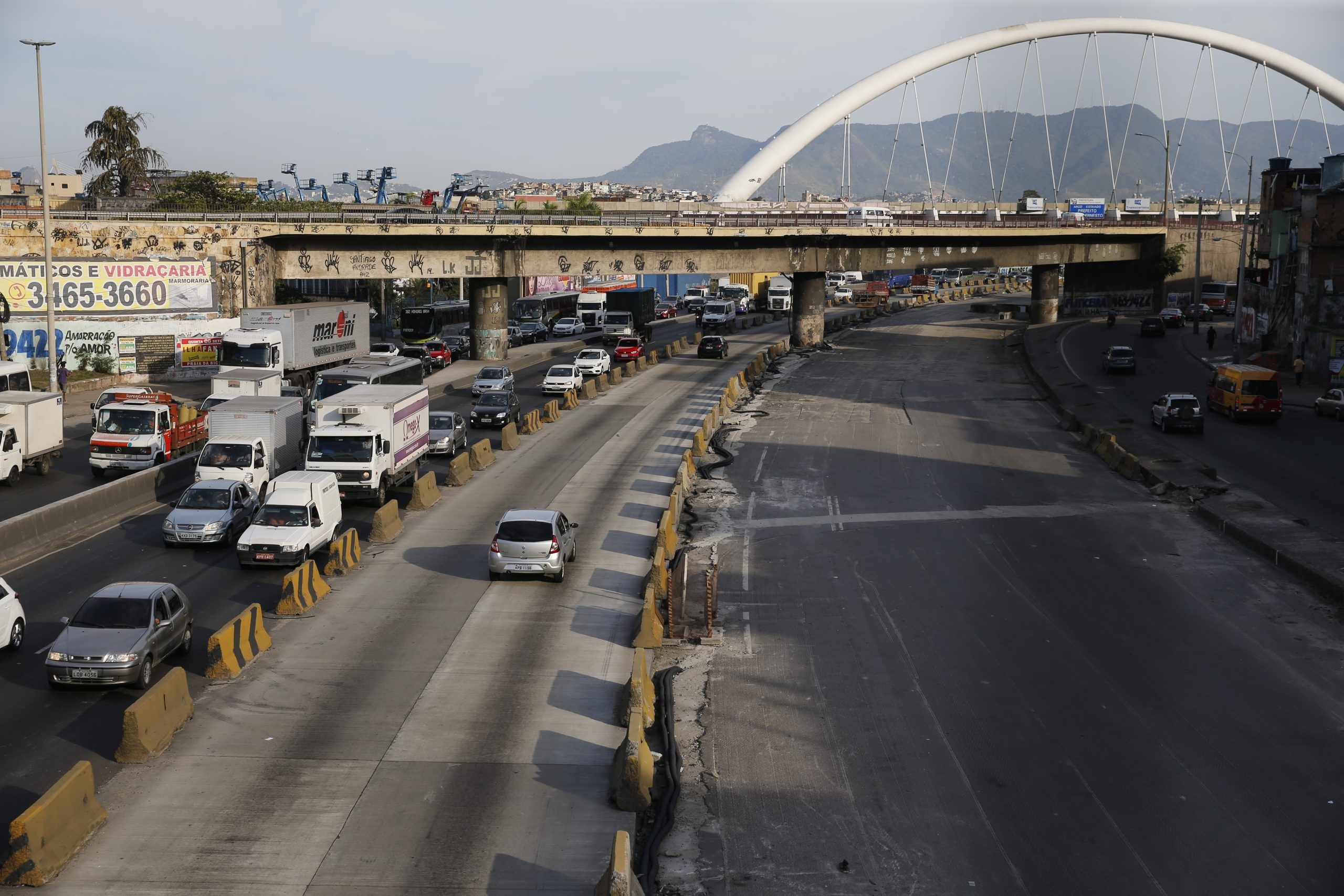 Trânsito na Avenida Brasil, na zona norte do Rio de Janeiro